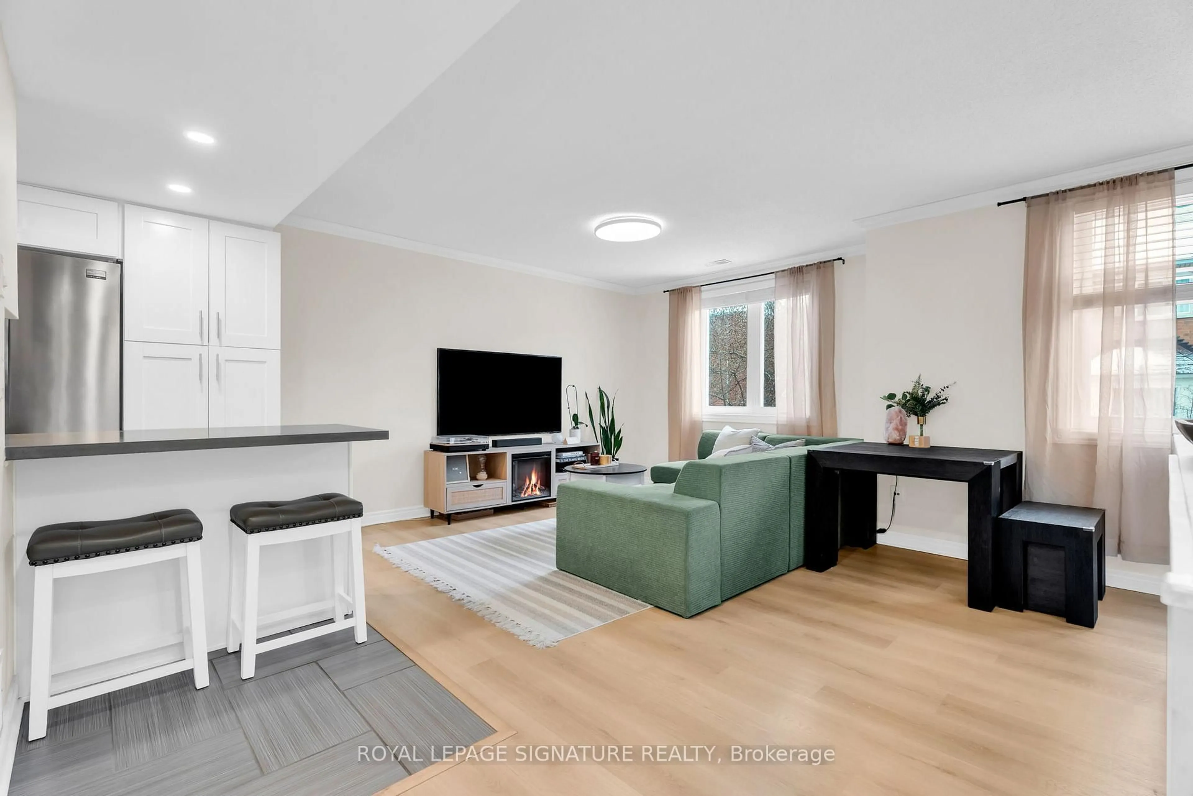 Living room with furniture, unknown for 75 Weldrick Rd #312, Richmond Hill Ontario L4C 0H9