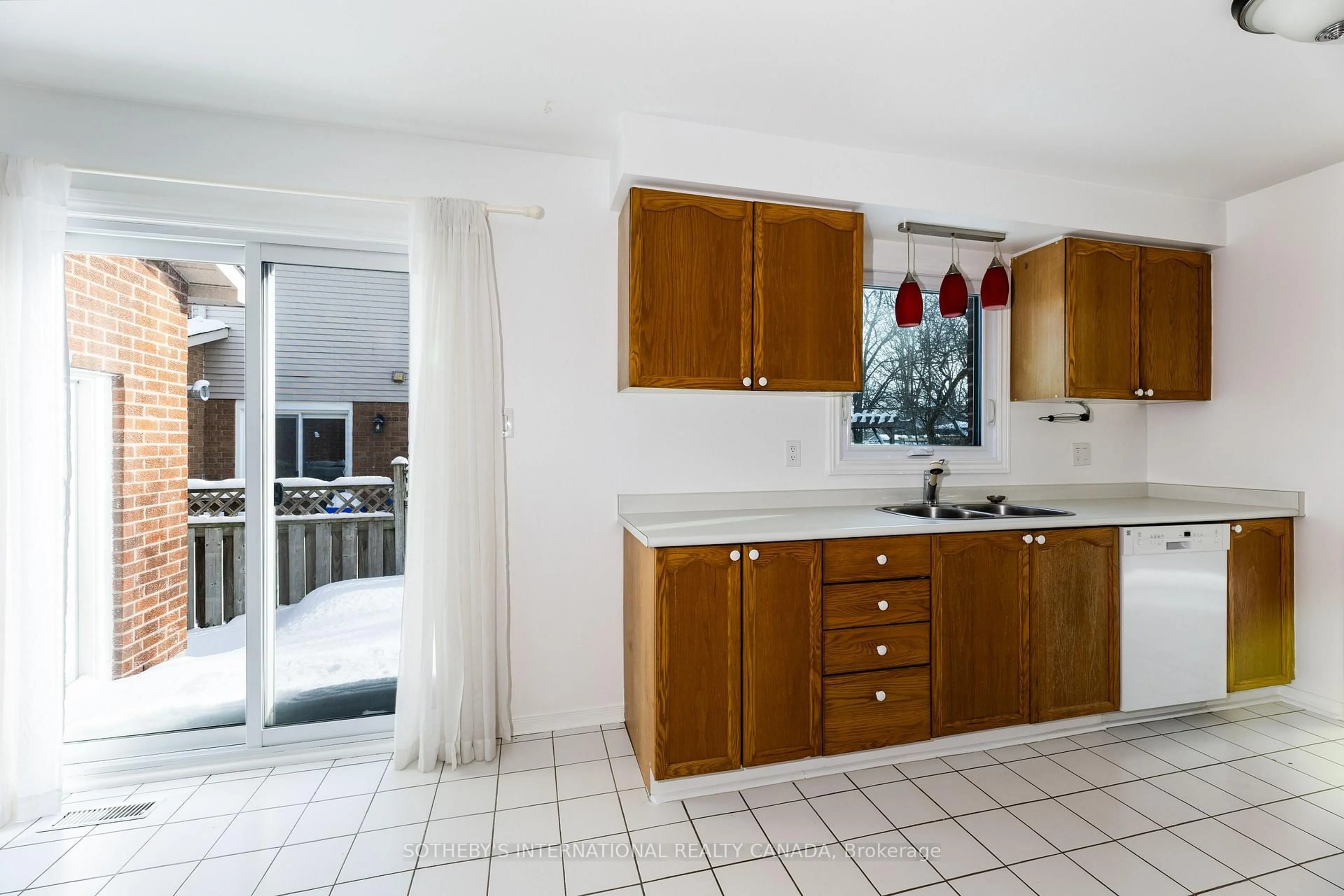 Standard kitchen, ceramic/tile floor for 36 Ailsa Dr, Georgina Ontario L4P 3N5