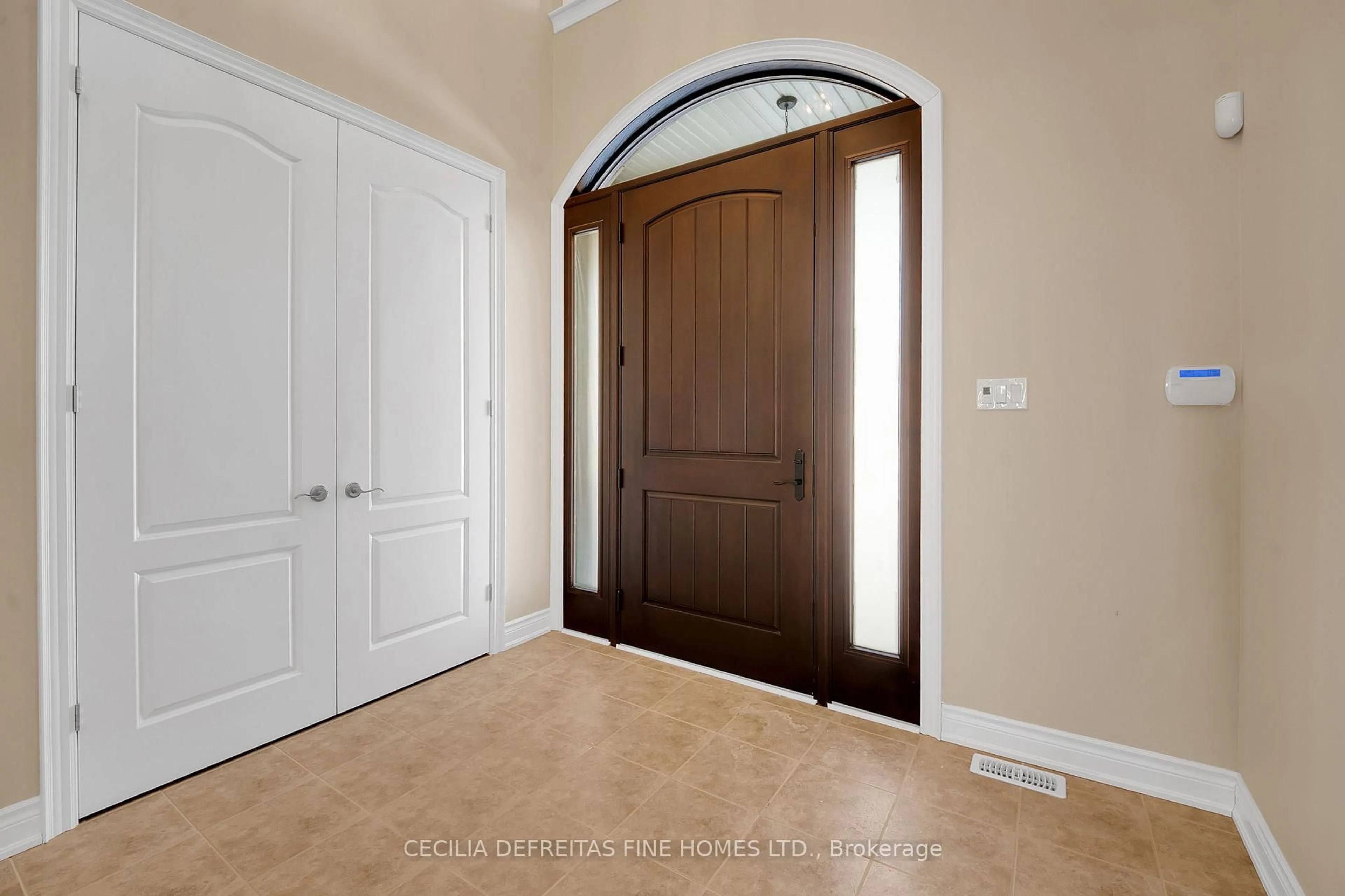 Indoor entryway for 31 Munsie Dr, King Ontario L7B 0N8
