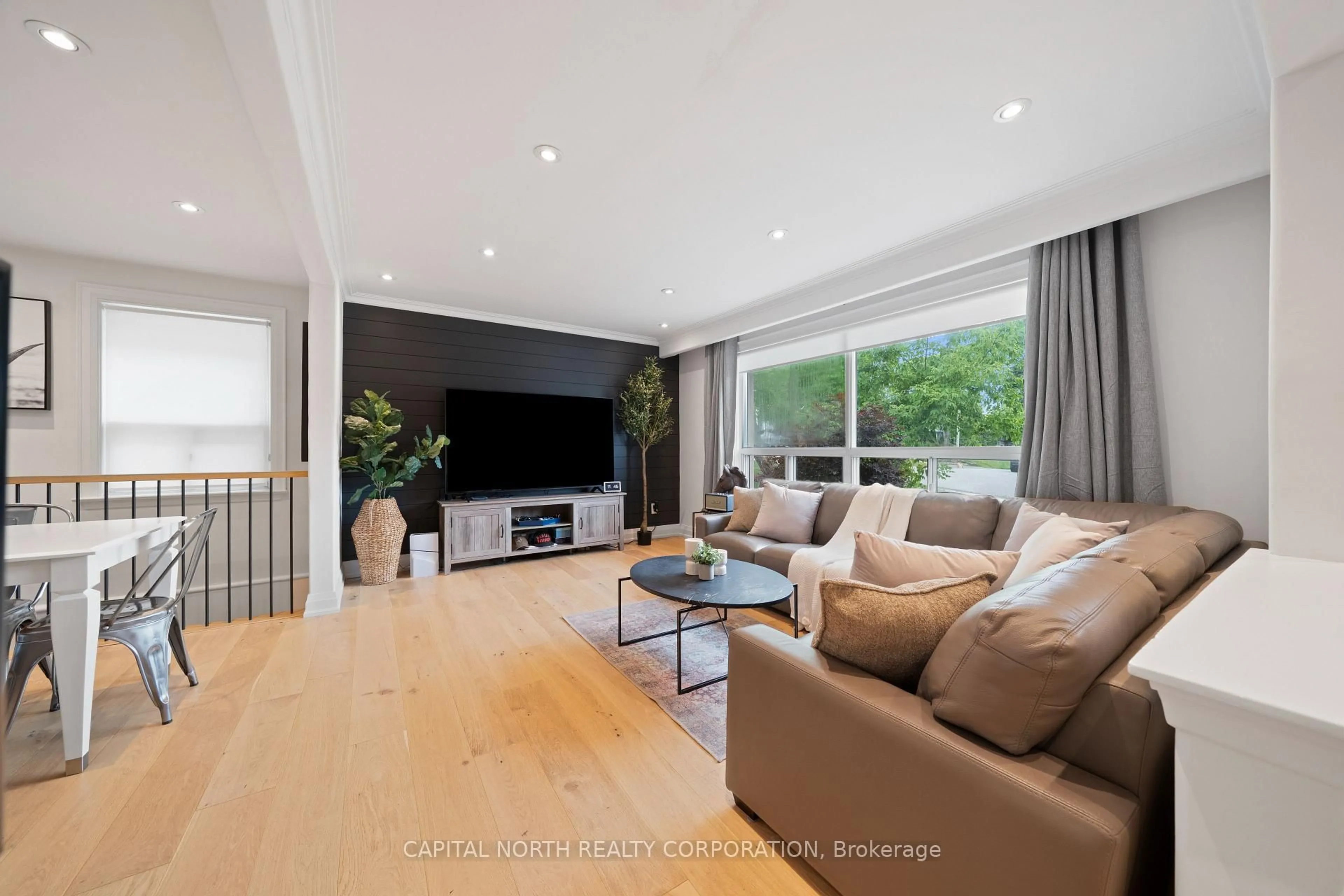 Living room with furniture, wood/laminate floor for 89 Hambly Ave, King Ontario L7B 1J1