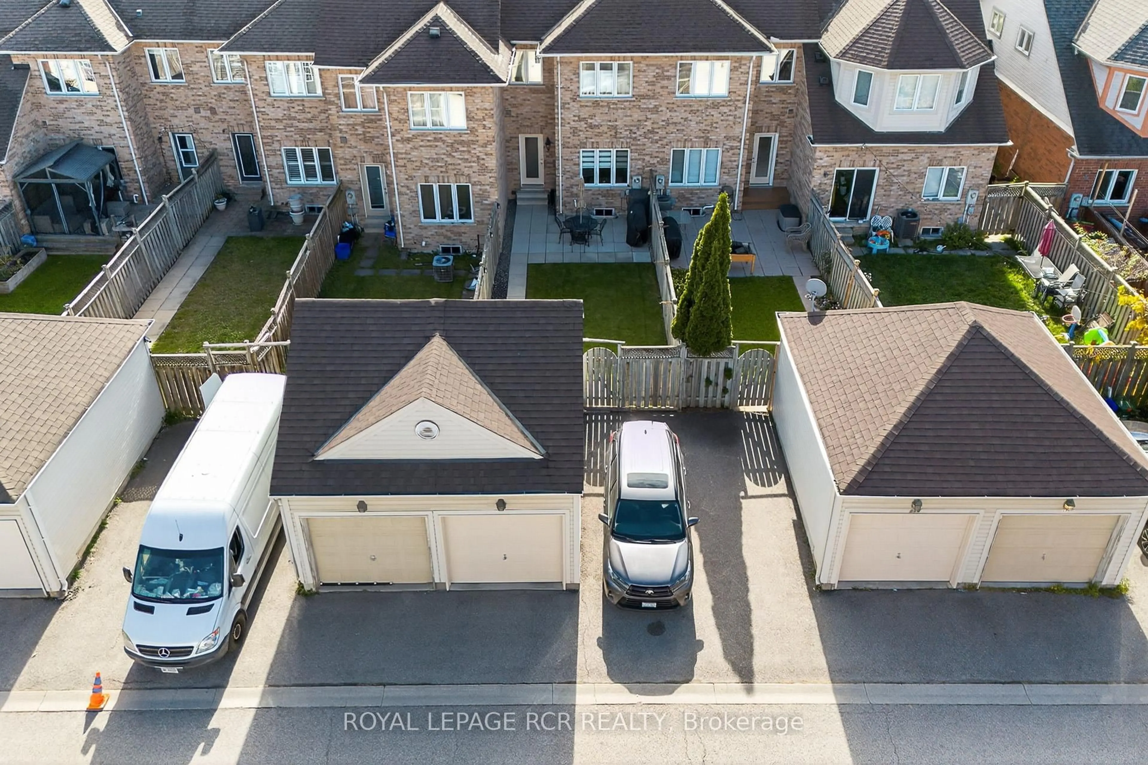 A pic from outside/outdoor area/front of a property/back of a property/a pic from drone, street for 118 Riverlands Ave, Markham Ontario L6B 1B6