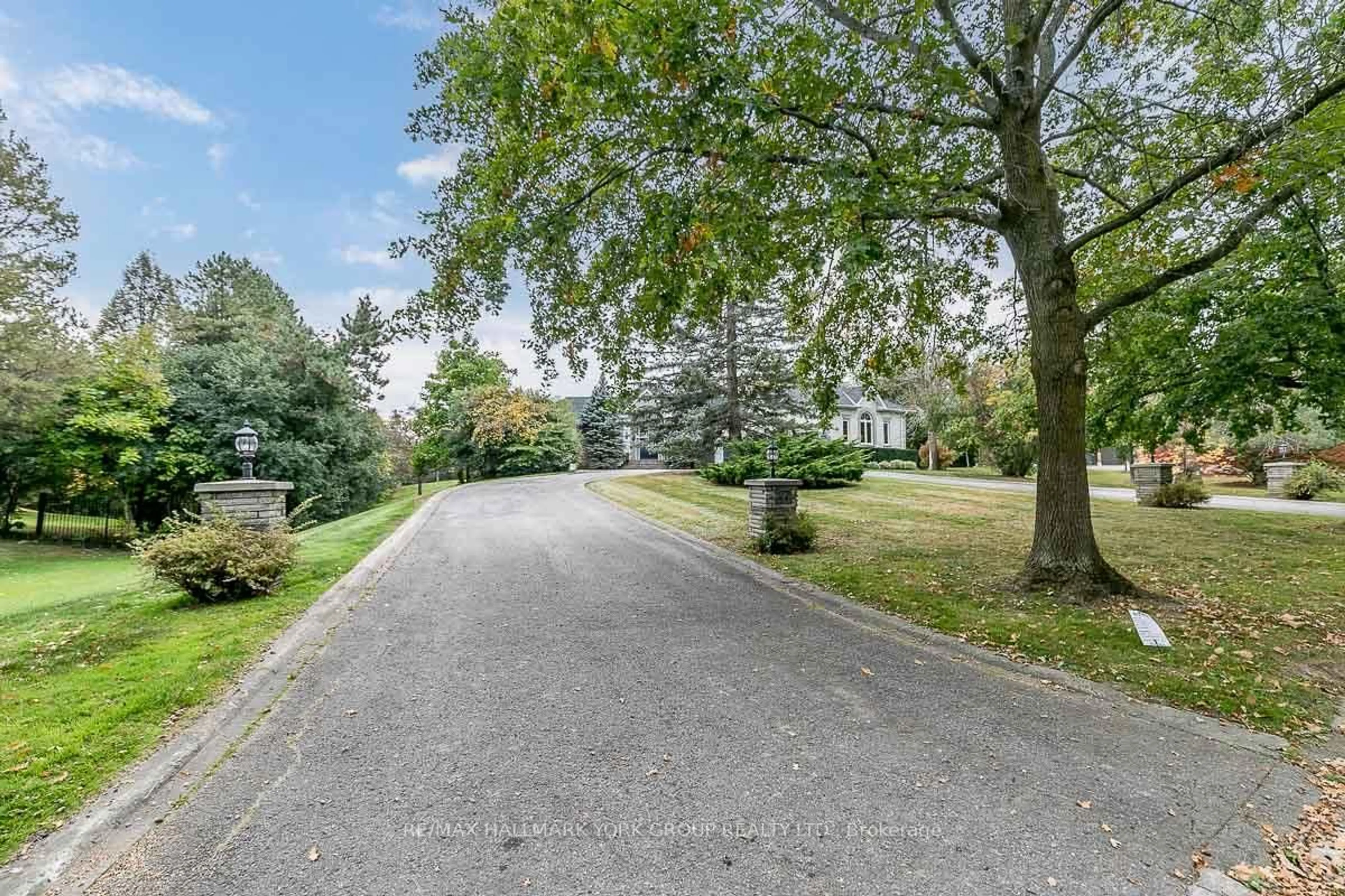 A pic from outside/outdoor area/front of a property/back of a property/a pic from drone, street for 27 Glen Meadow Lane, Richmond Hill Ontario L4E 3M6