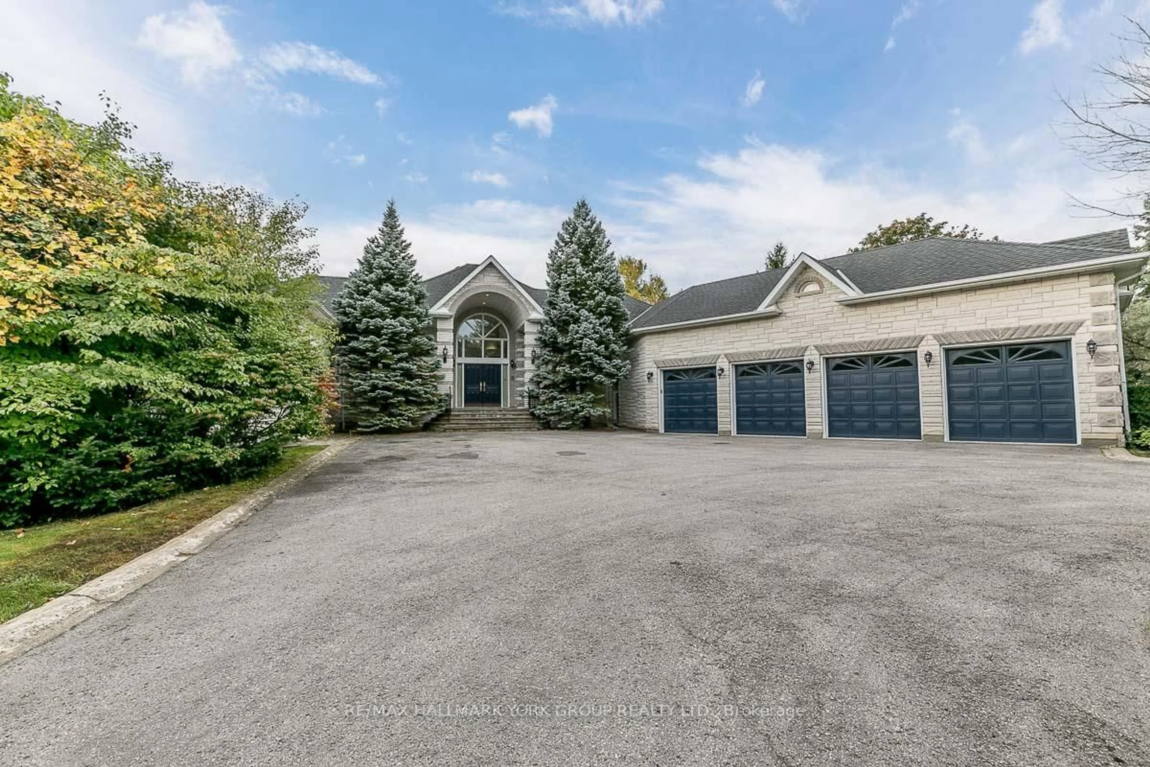 A pic from outside/outdoor area/front of a property/back of a property/a pic from drone, unknown for 27 Glen Meadow Lane, Richmond Hill Ontario L4E 3M6