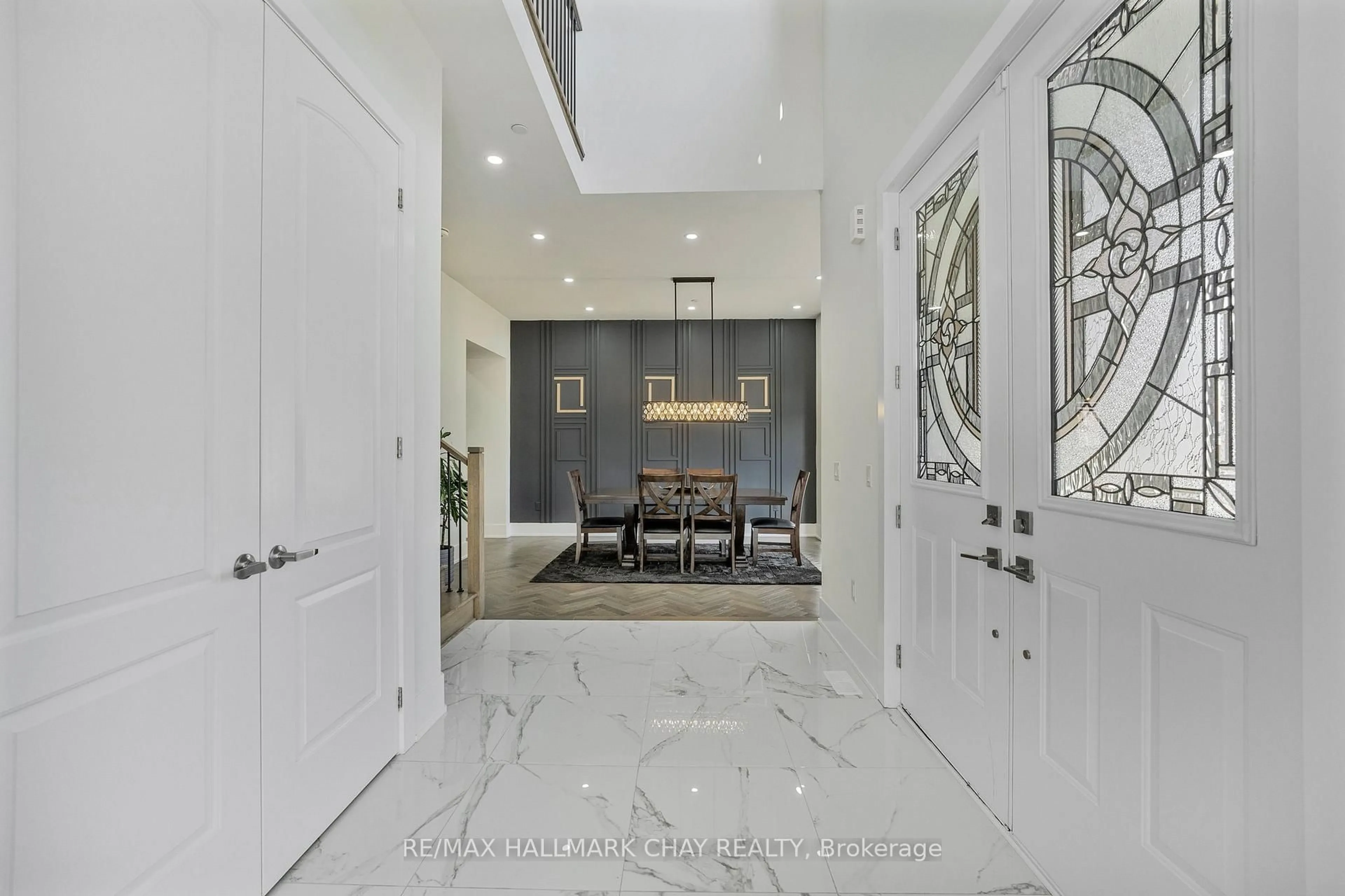 Indoor entryway for 260 Sikura Circ, Aurora Ontario L4G 3Y8