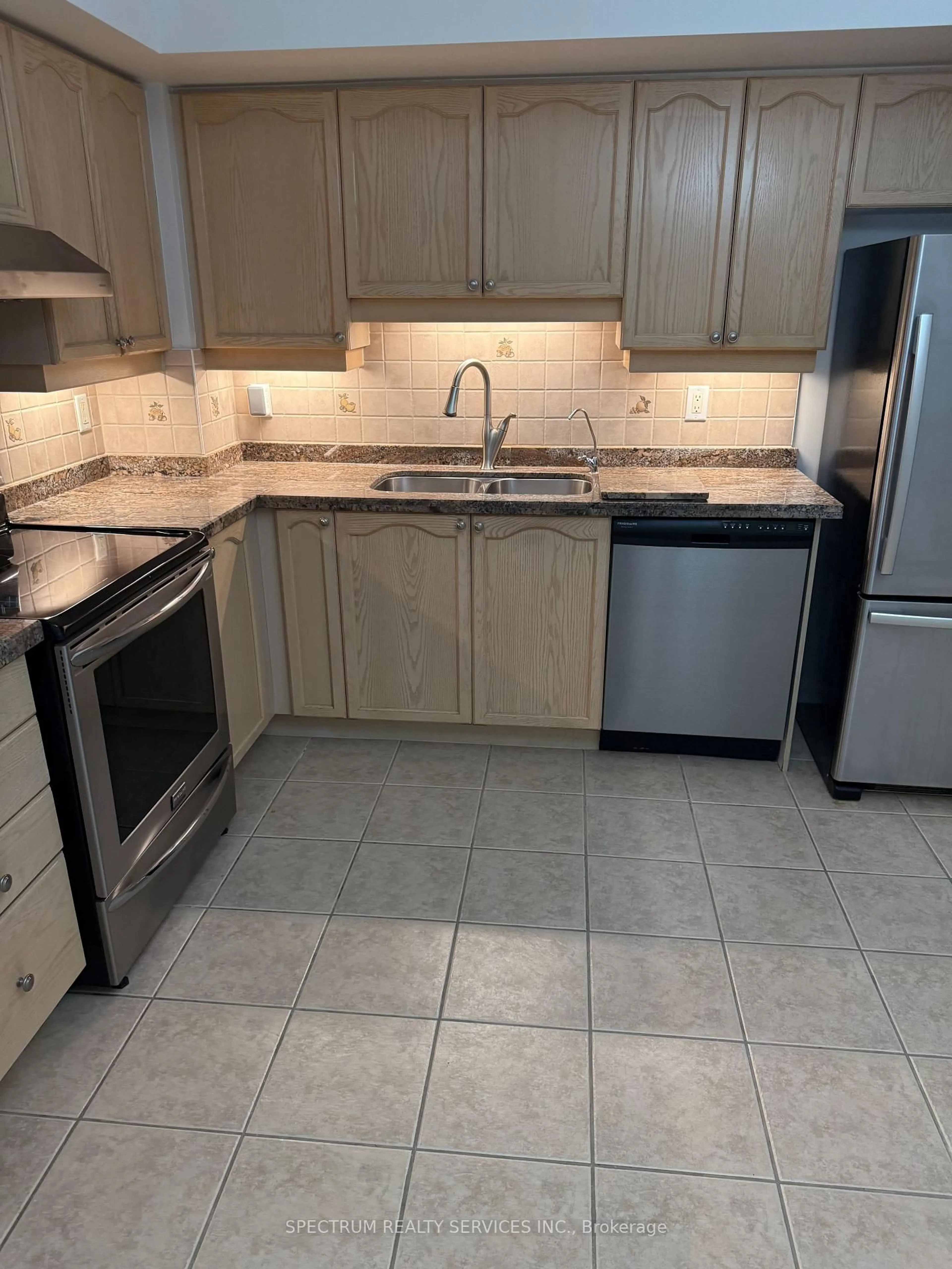 Standard kitchen, ceramic/tile floor for 2500 Rutherford Rd #516, Vaughan Ontario L4K 5N7