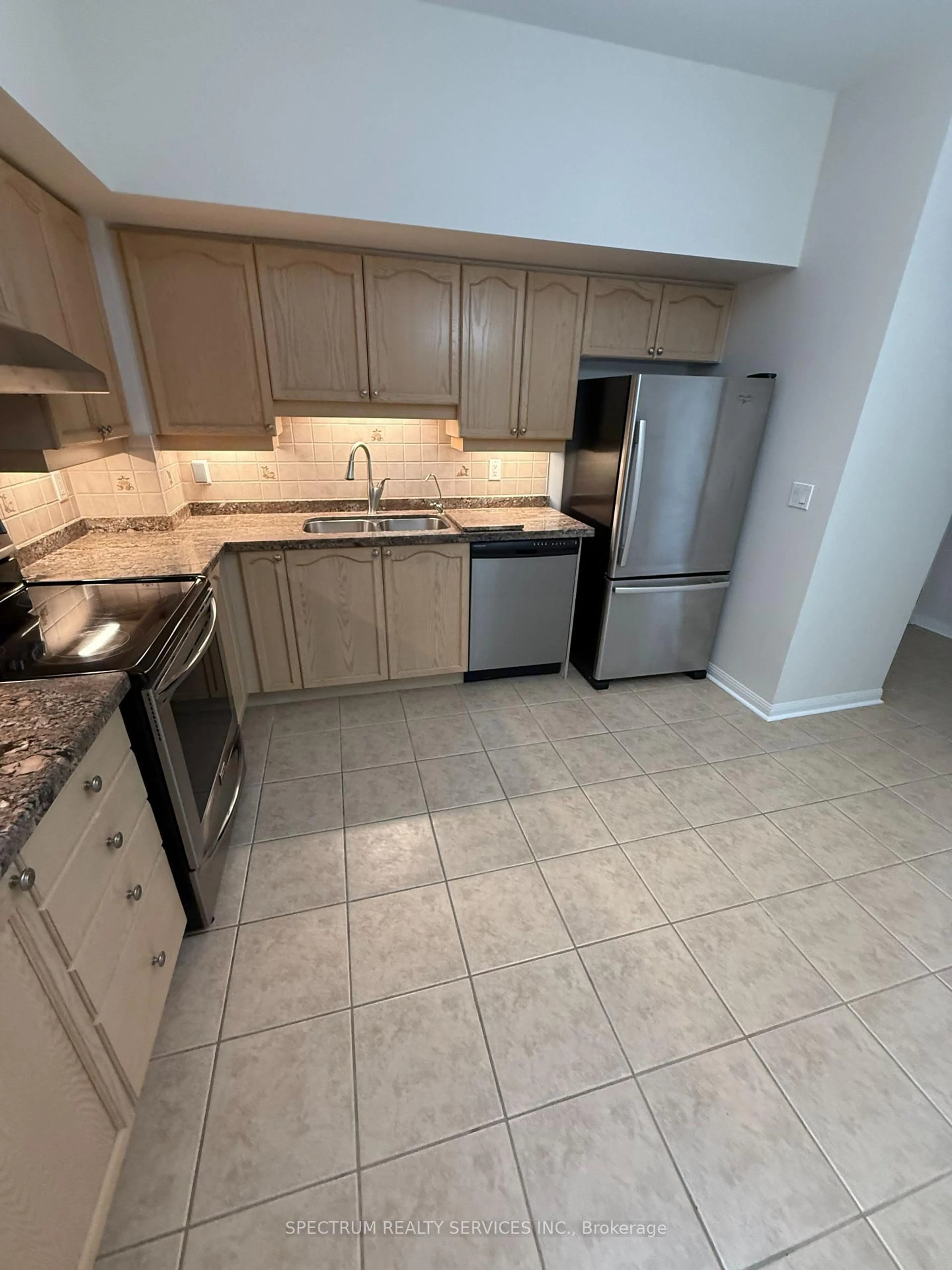 Standard kitchen, ceramic/tile floor for 2500 Rutherford Rd #516, Vaughan Ontario L4K 5N7