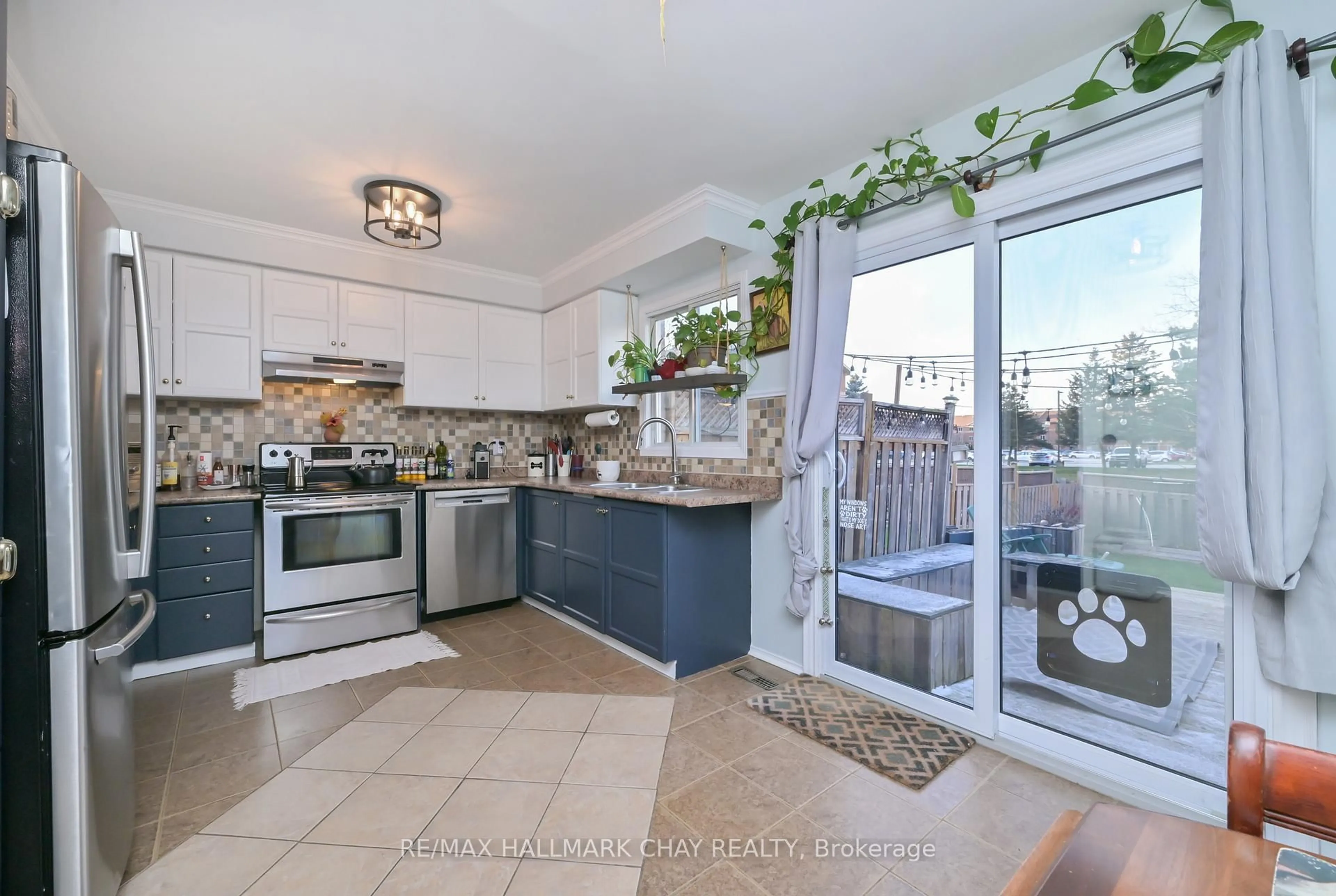 Open concept kitchen, ceramic/tile floor for 184 Heydon Ave, New Tecumseth Ontario L0M 1A0