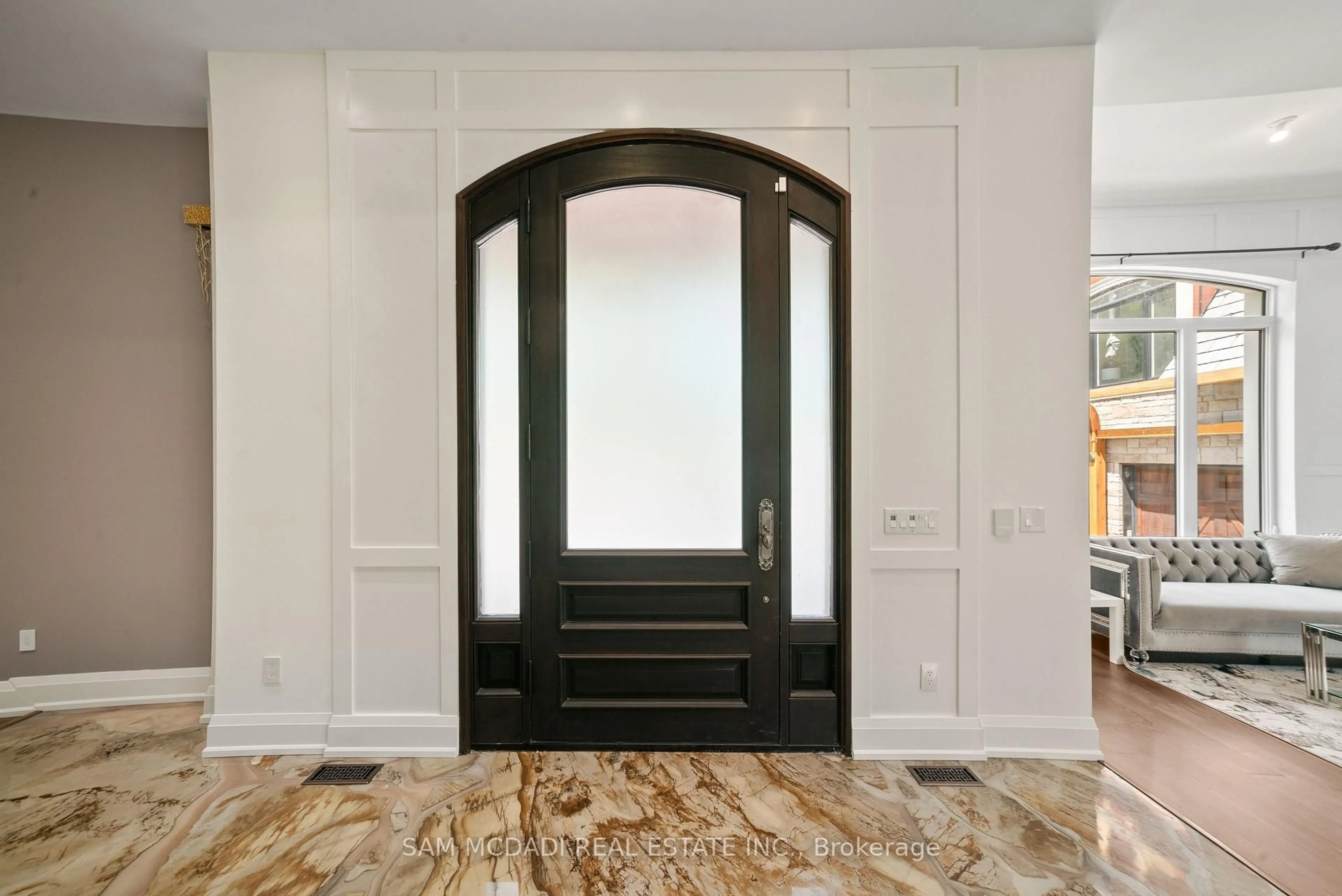Indoor entryway for 15 Glenview Heights Lane, King Ontario L3Y 4V9