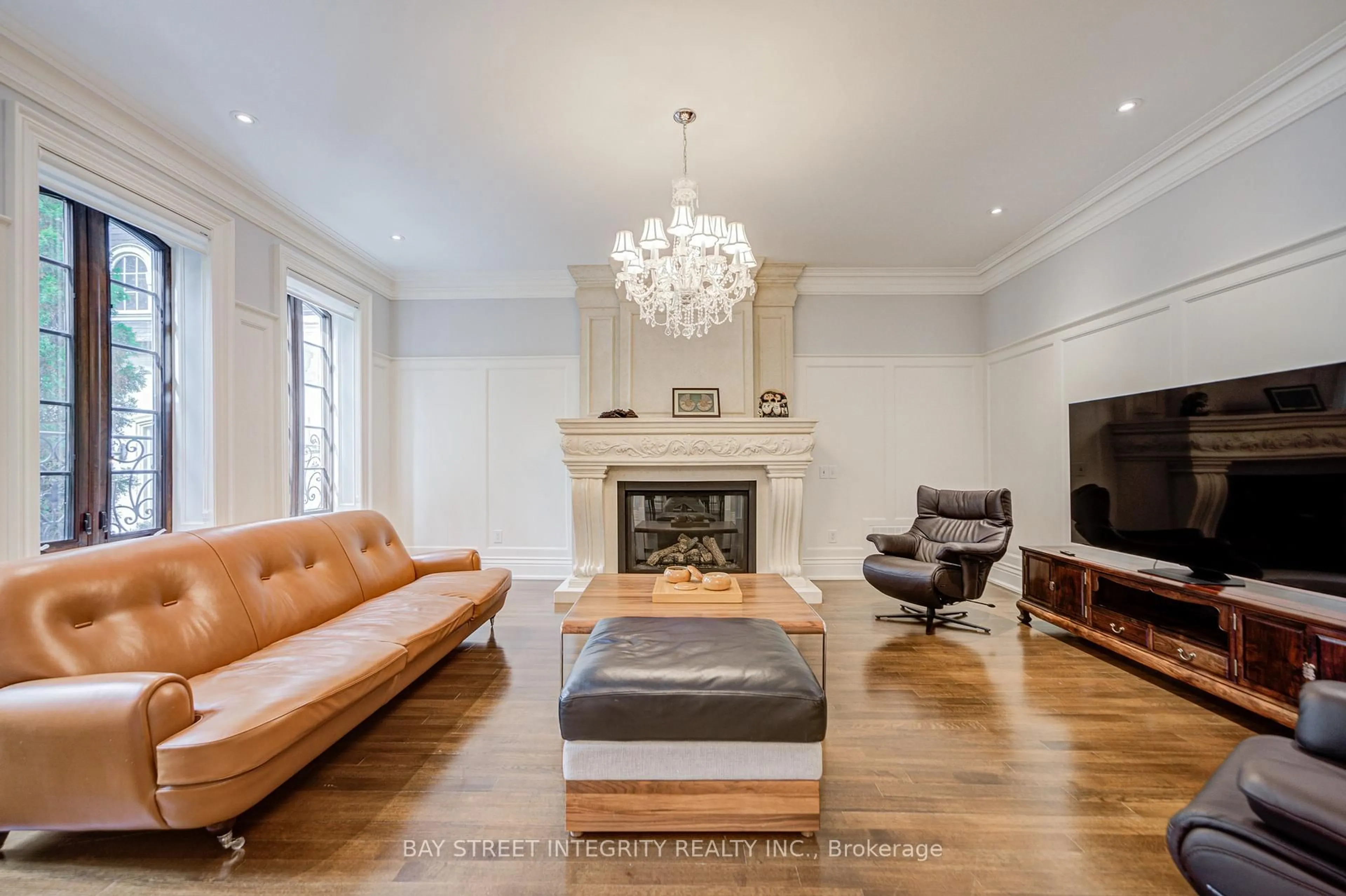 Living room with furniture, unknown for 9 Highland Crt, Aurora Ontario L4G 2S9