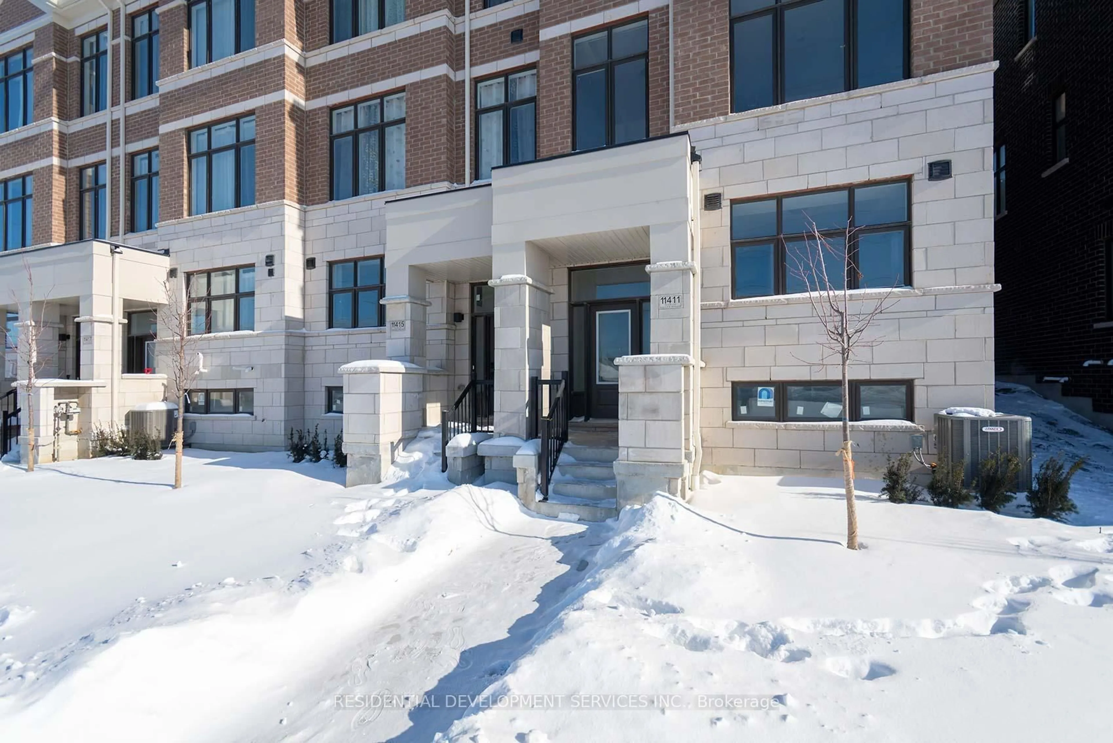 Indoor foyer for 11411 Leslie St, Richmond Hill Ontario L4S 0P3