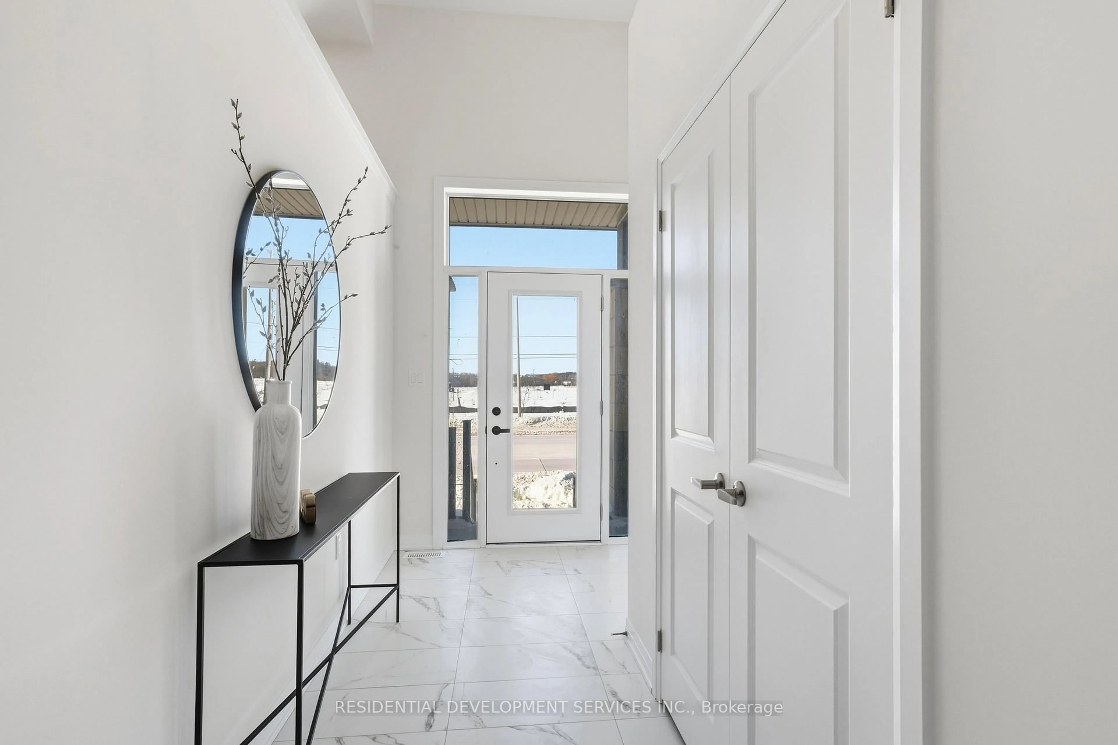 Indoor entryway for 11379 Leslie St, Richmond Hill Ontario L4S 0P3