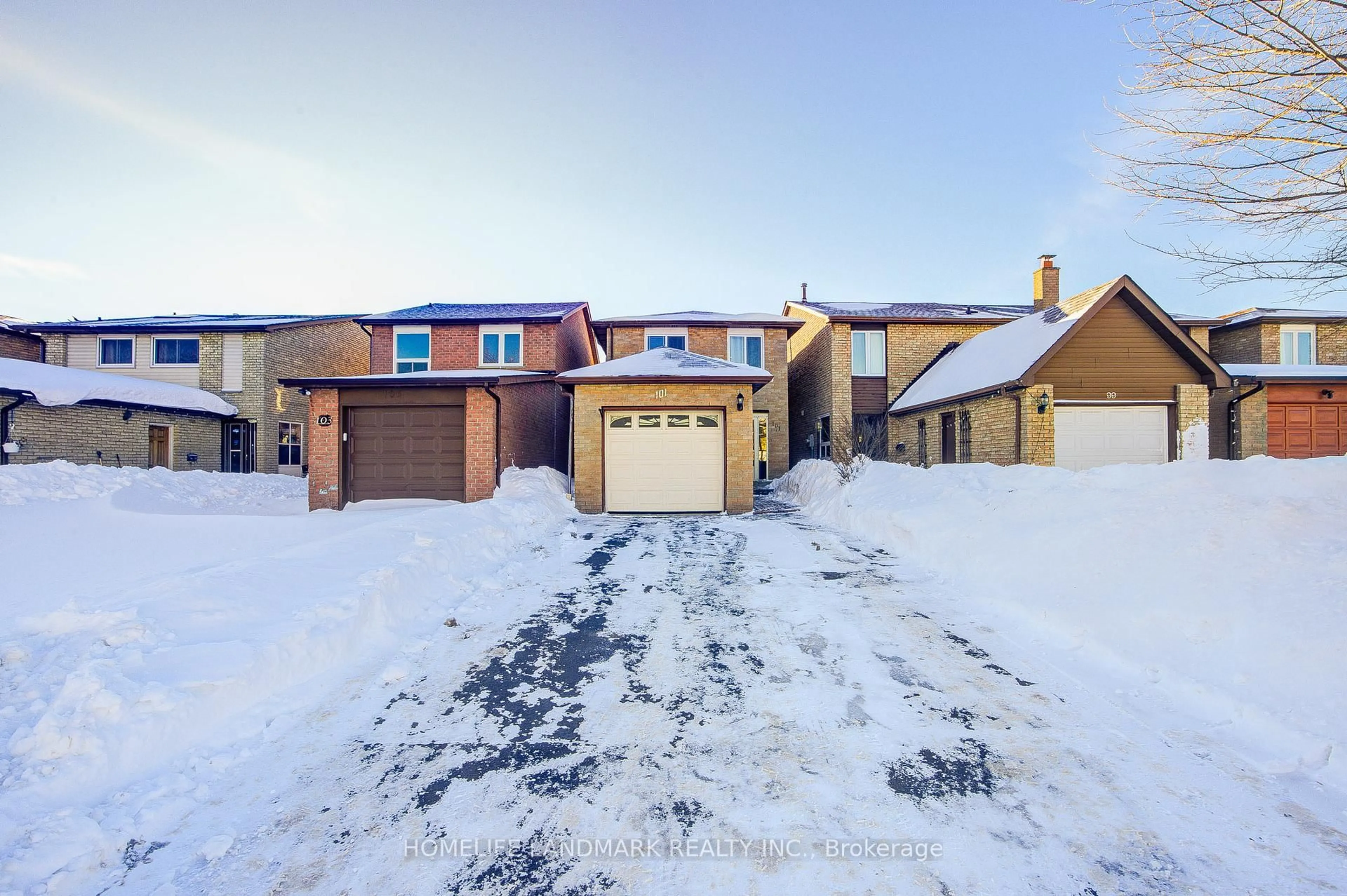 A pic from outside/outdoor area/front of a property/back of a property/a pic from drone, street for 101 Upton Cres, Markham Ontario L3R 3T3