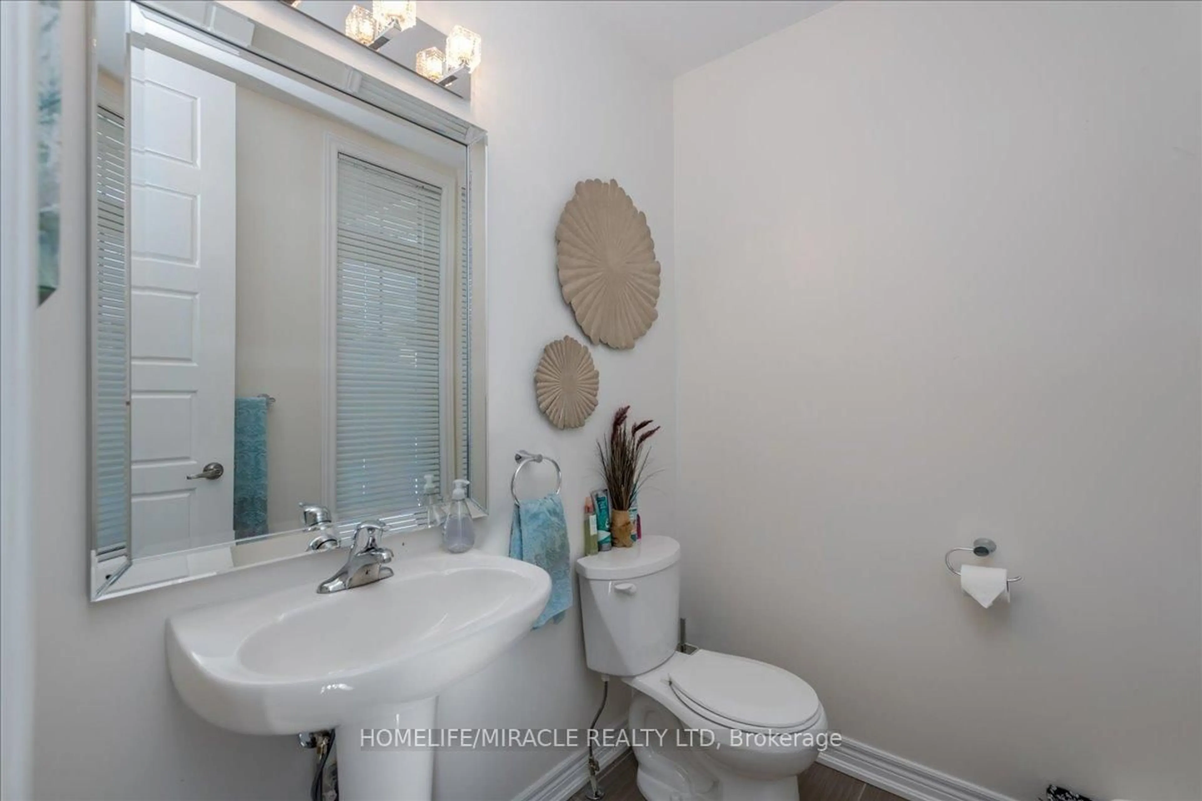 Standard bathroom, ceramic/tile floor for 4 Kennedy Blvd, New Tecumseth Ontario L9R 0L4