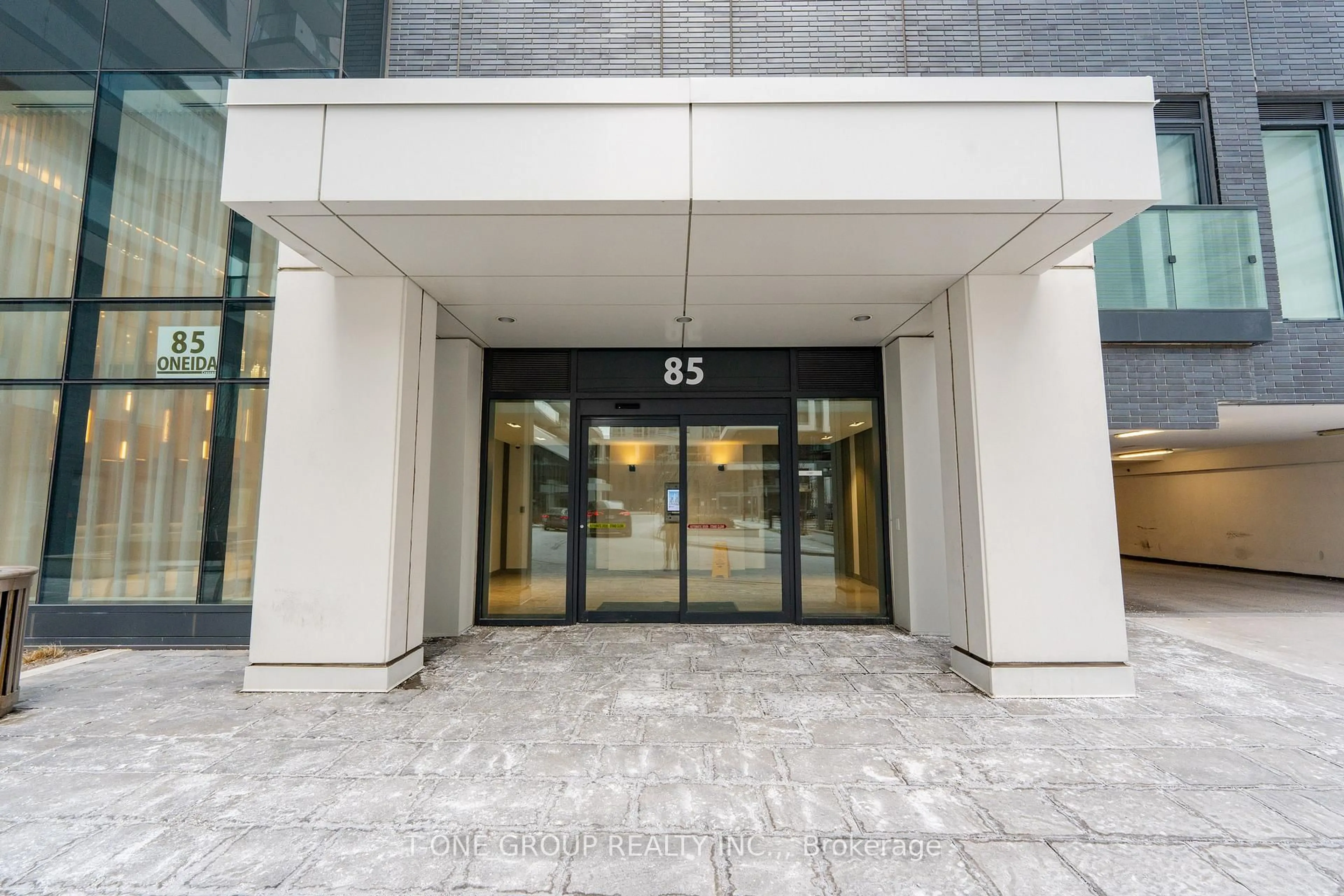 Indoor foyer for 85 Oneida Cres #1514, Richmond Hill Ontario L4B 0H4