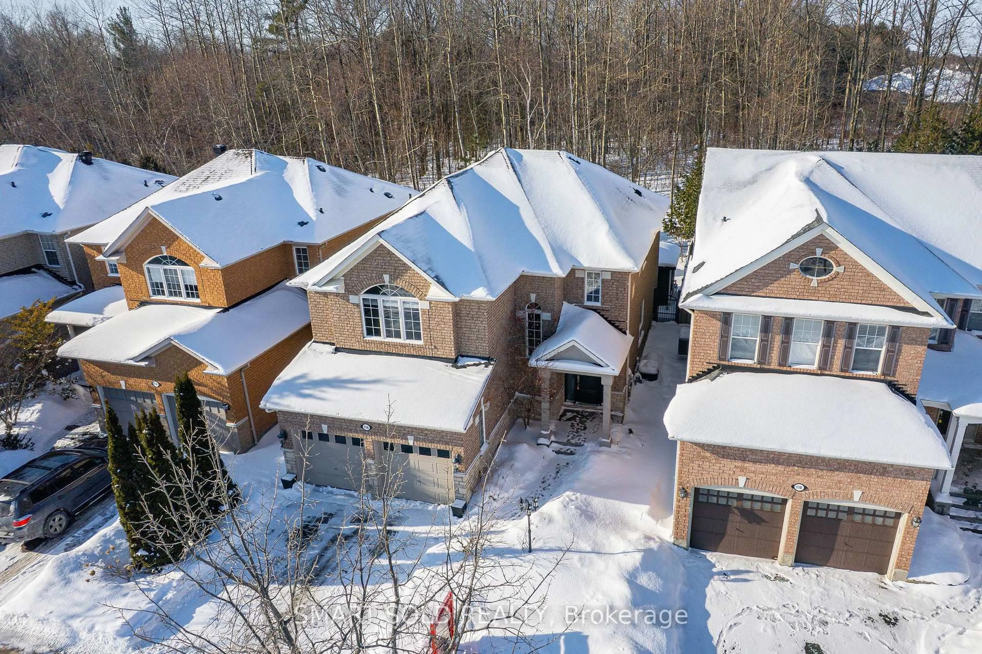 A pic from outside/outdoor area/front of a property/back of a property/a pic from drone, street for 116 Wood Rim Dr, Richmond Hill Ontario L4E 4N8