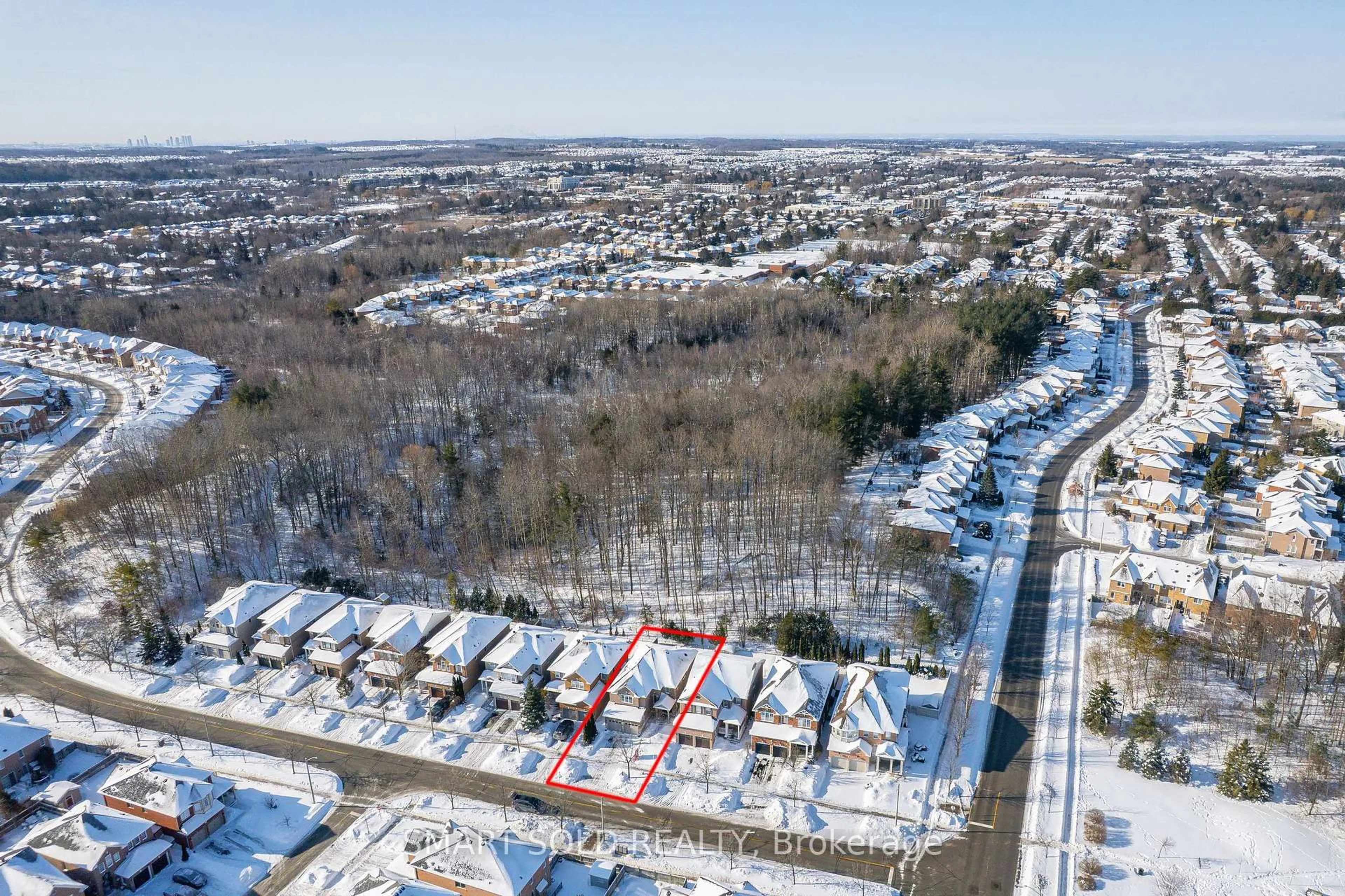 A pic from outside/outdoor area/front of a property/back of a property/a pic from drone, mountain view for 116 Wood Rim Dr, Richmond Hill Ontario L4E 4N8