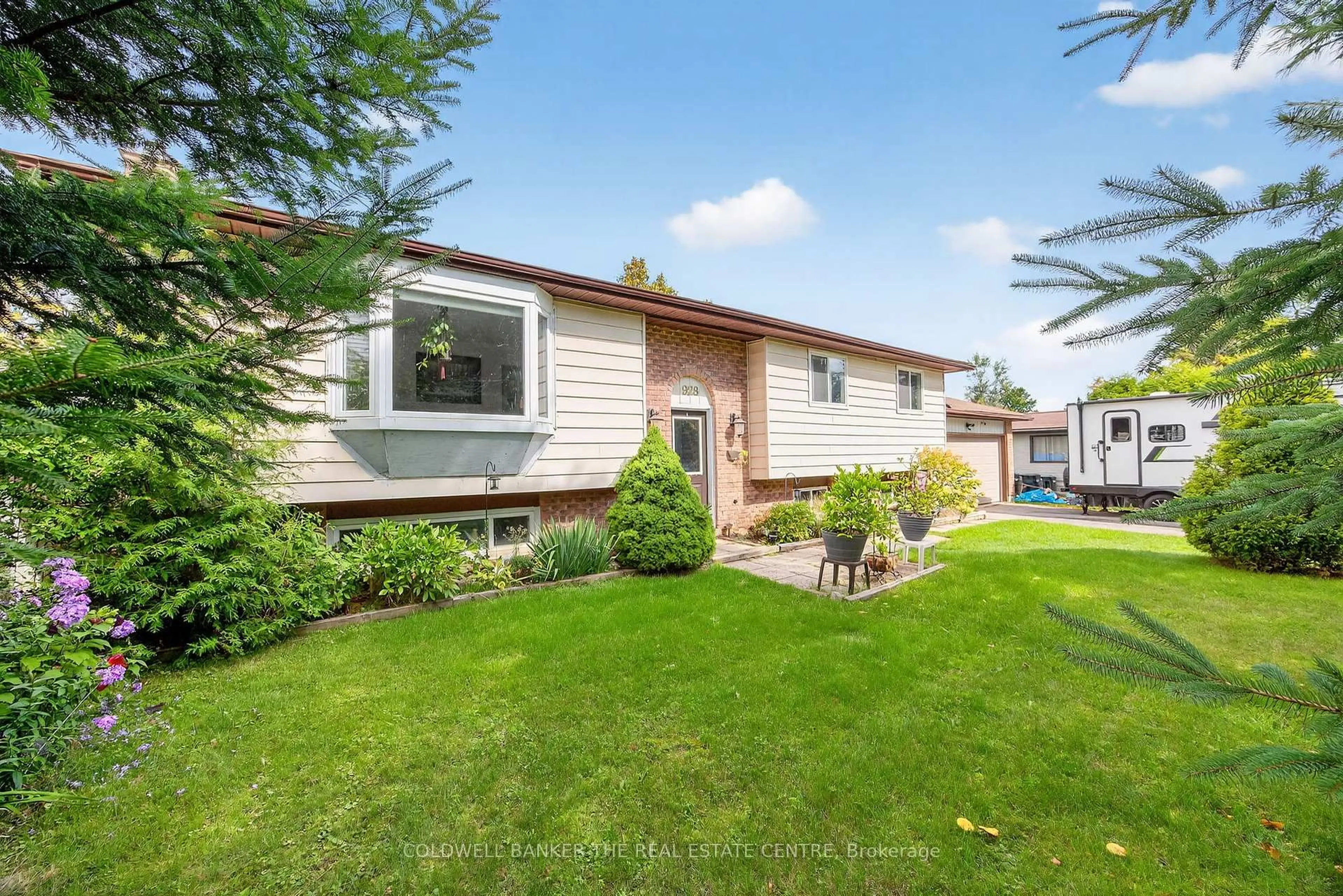 Home with vinyl exterior material, street for 928 Blackwoods Ave, Innisfil Ontario L9S 1S6