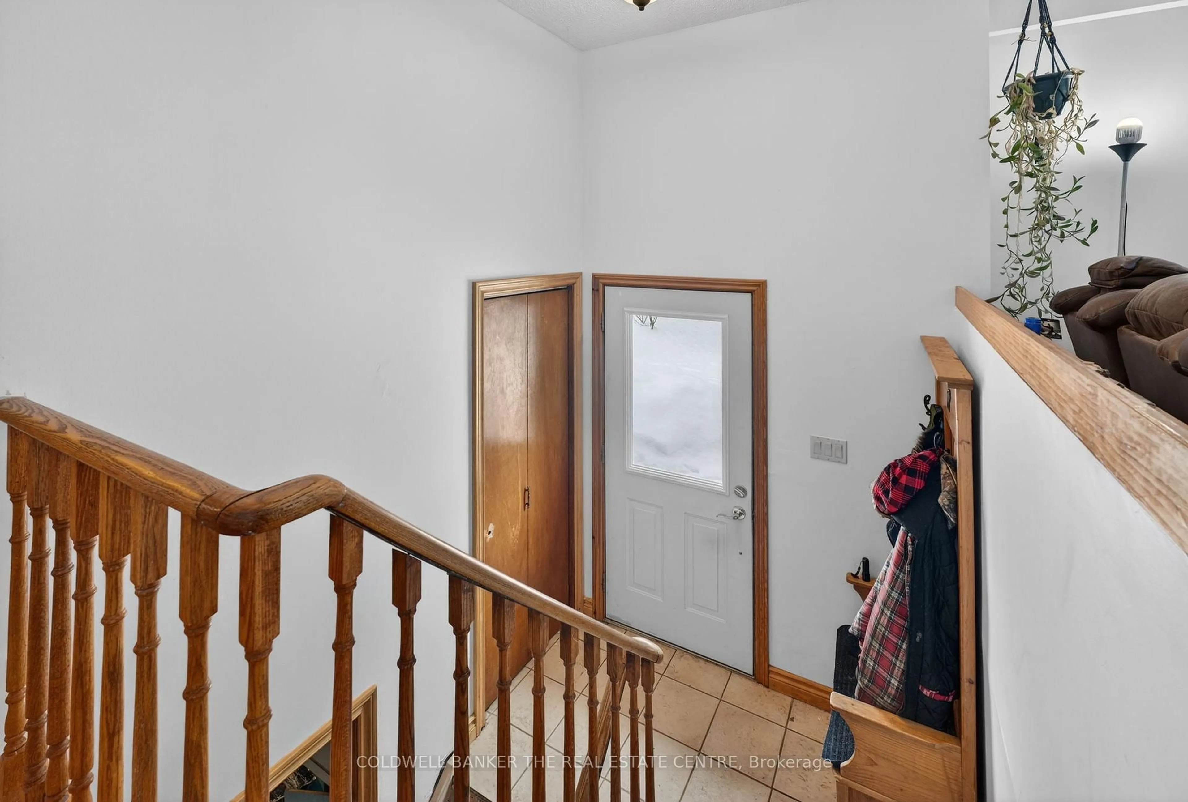 Indoor foyer for 928 Blackwoods Ave, Innisfil Ontario L9S 1S6