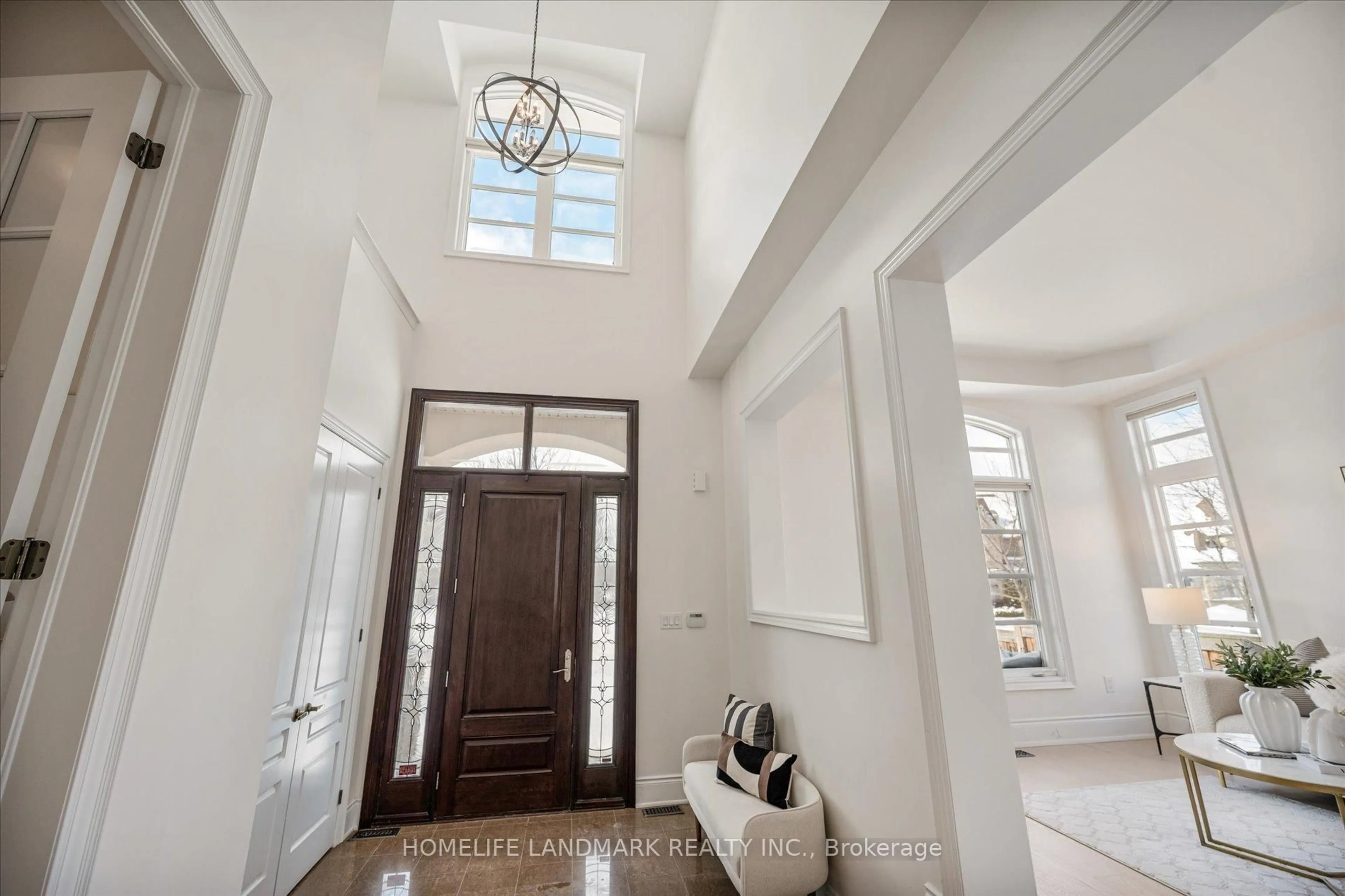 Indoor entryway for 45 Carisbrooke Circ, Aurora Ontario L4G 0K4