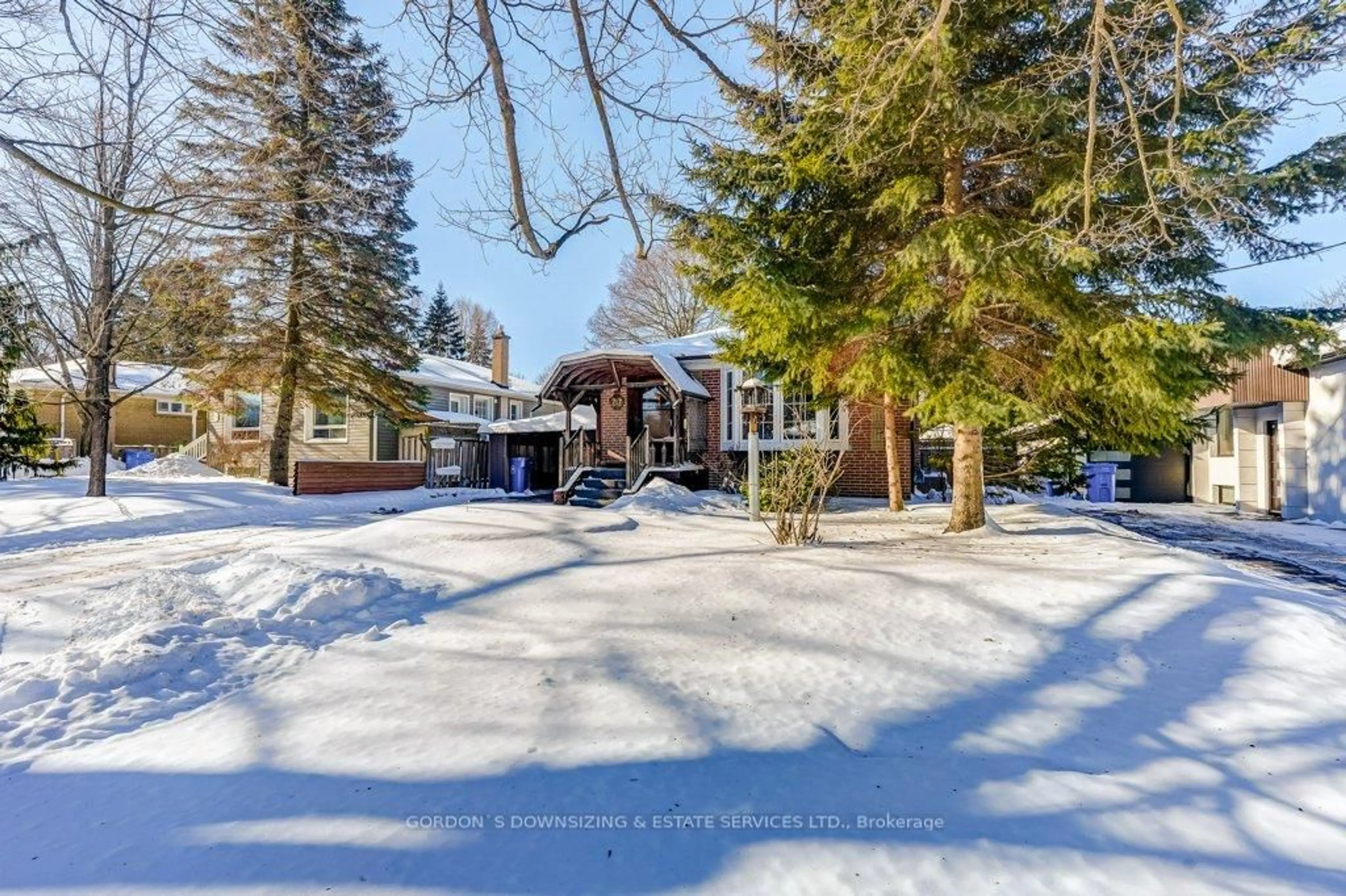 A pic from outside/outdoor area/front of a property/back of a property/a pic from drone, street for 66 Lundy's Lane, Newmarket Ontario L3Y 3R8
