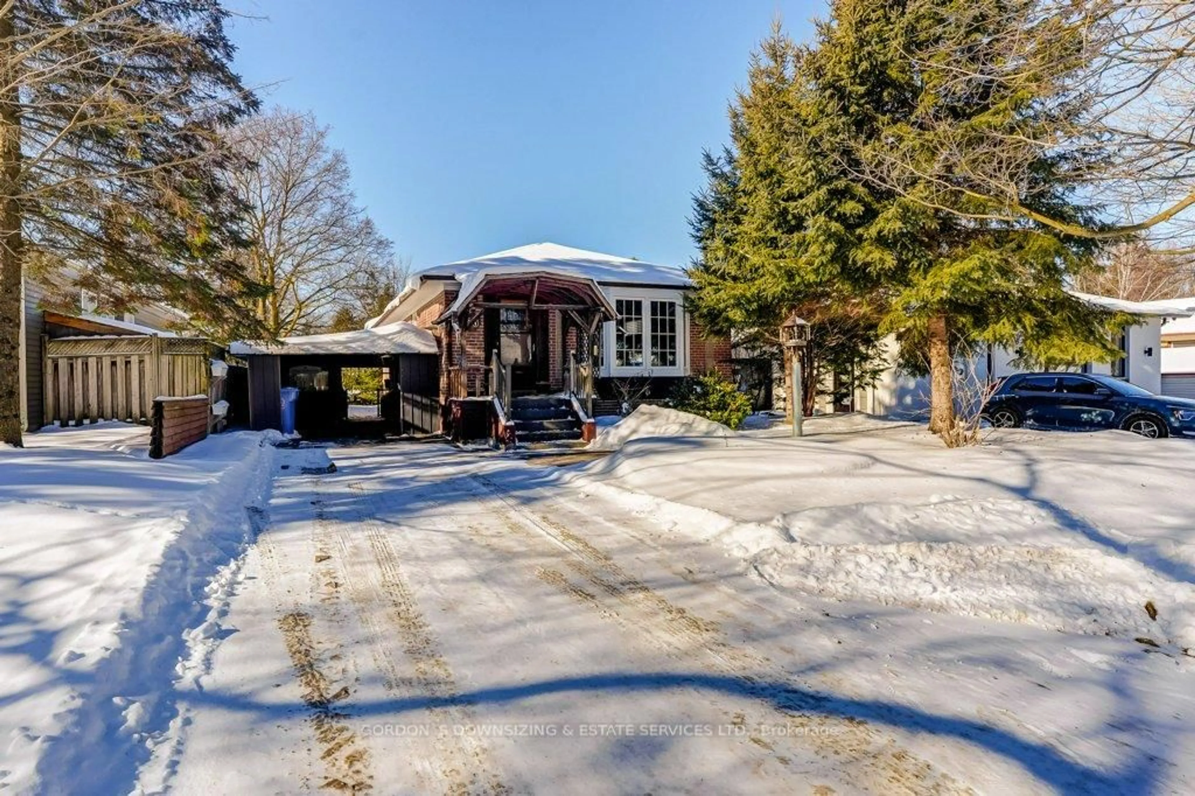 A pic from outside/outdoor area/front of a property/back of a property/a pic from drone, street for 66 Lundy's Lane, Newmarket Ontario L3Y 3R8