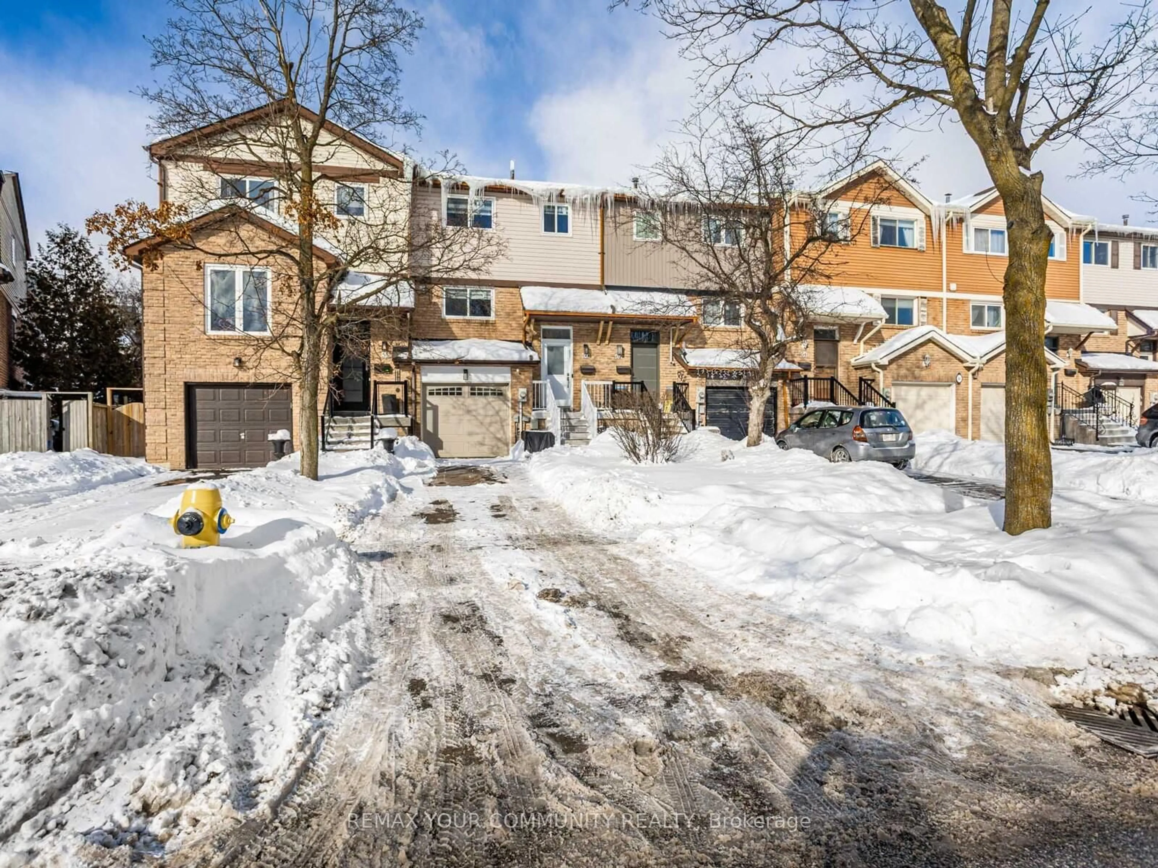 A pic from outside/outdoor area/front of a property/back of a property/a pic from drone, street for 60 Dana Cres, Vaughan Ontario L4J 2R5