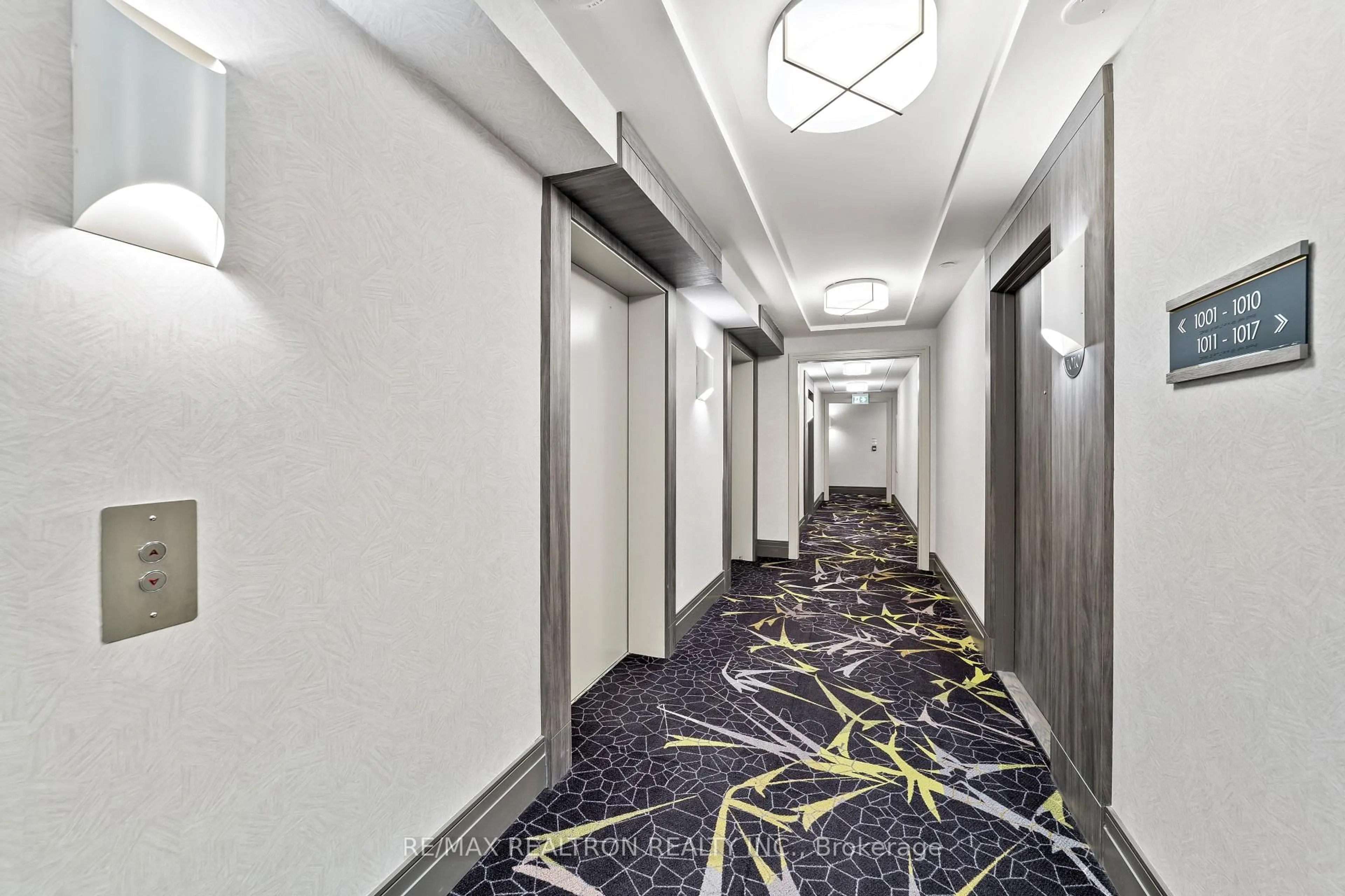 Indoor foyer for 10 Gatineau Dr #1001, Vaughan Ontario L4J 0L2