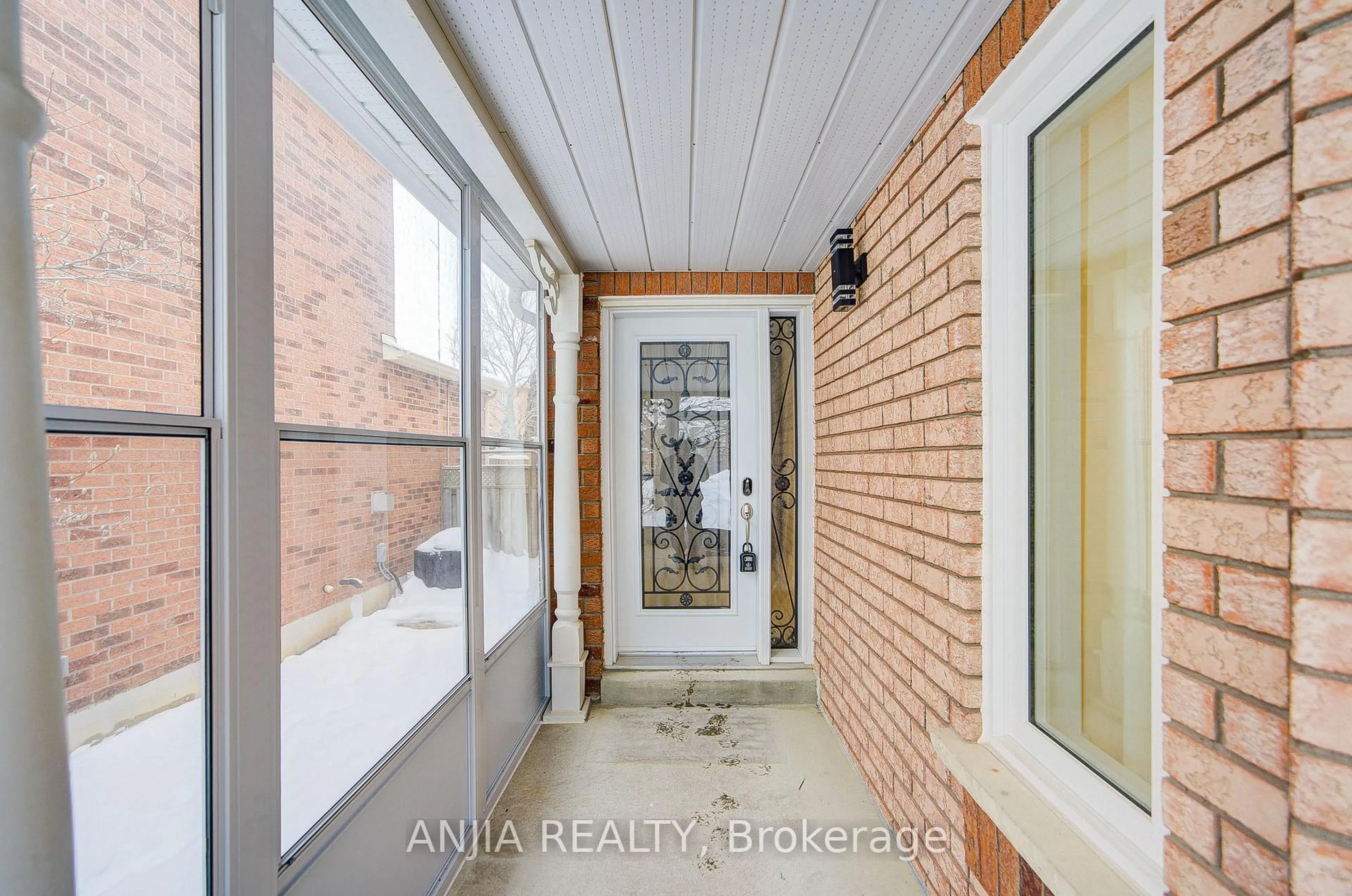 Indoor entryway for 289 Hoover Park Dr, Whitchurch-Stouffville Ontario L4A 1K9
