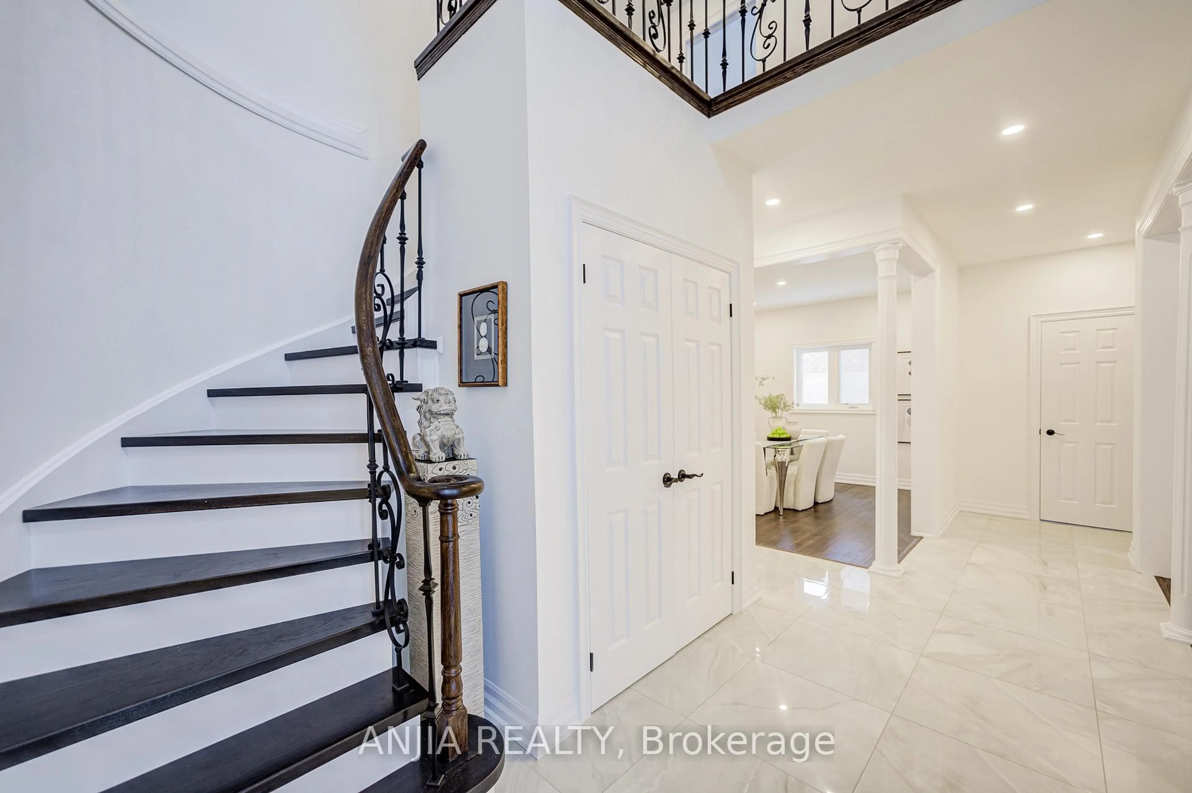 Indoor entryway for 289 Hoover Park Dr, Whitchurch-Stouffville Ontario L4A 1K9