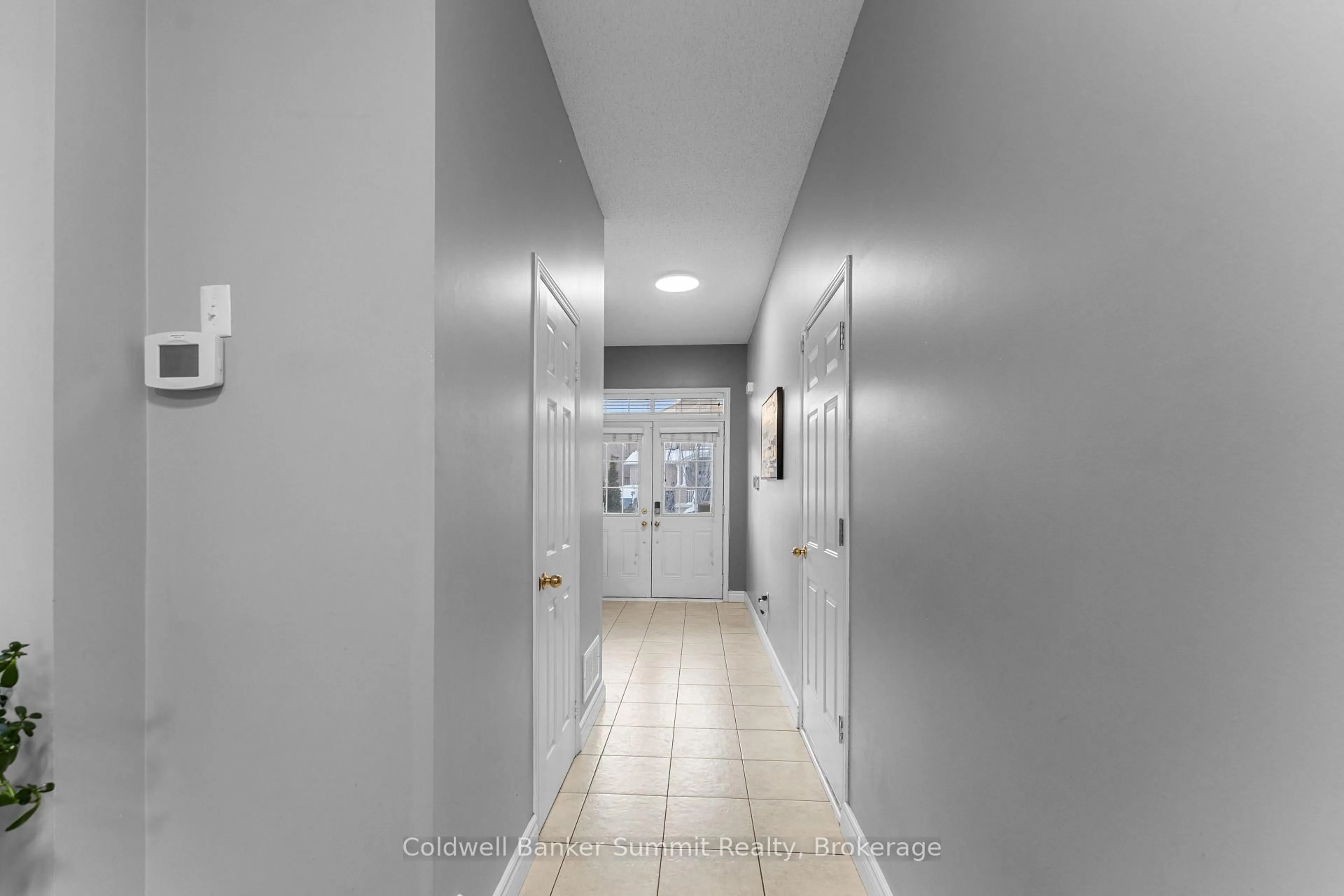 Indoor foyer for 150 Laramie Cres, Vaughan Ontario L6A 0R1