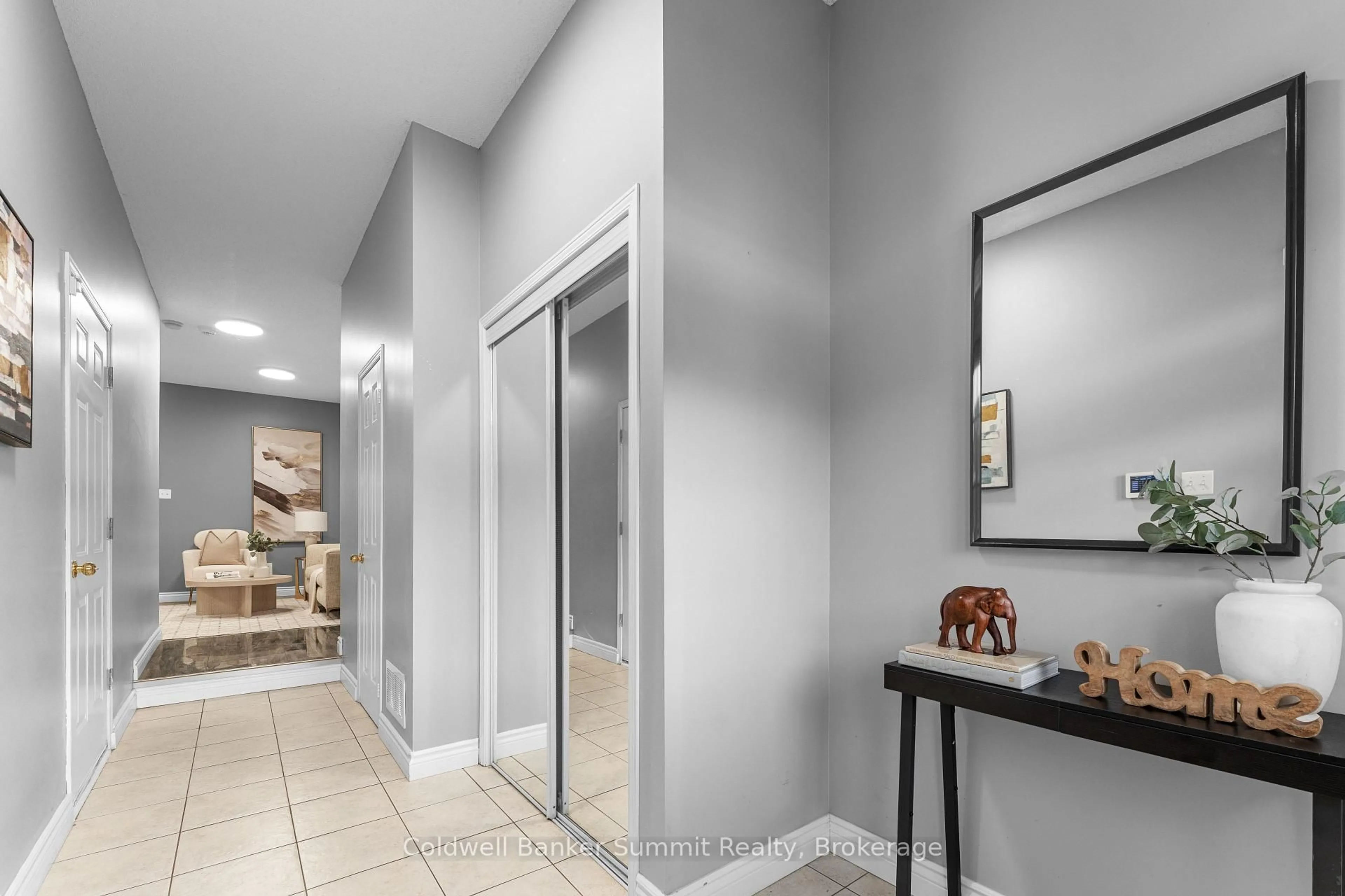 Indoor entryway for 150 Laramie Cres, Vaughan Ontario L6A 0R1