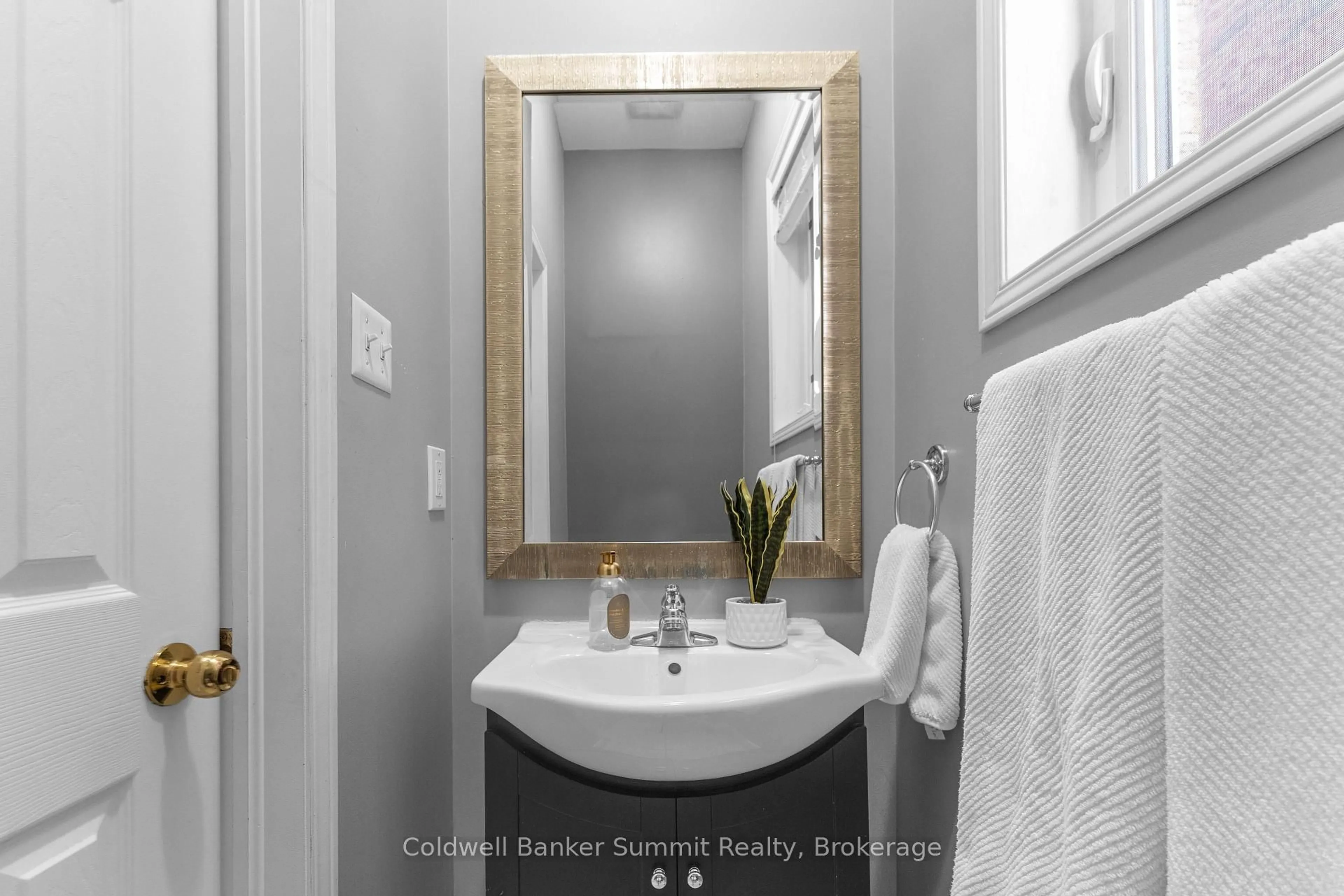 Standard bathroom, ceramic/tile floor for 150 Laramie Cres, Vaughan Ontario L6A 0R1