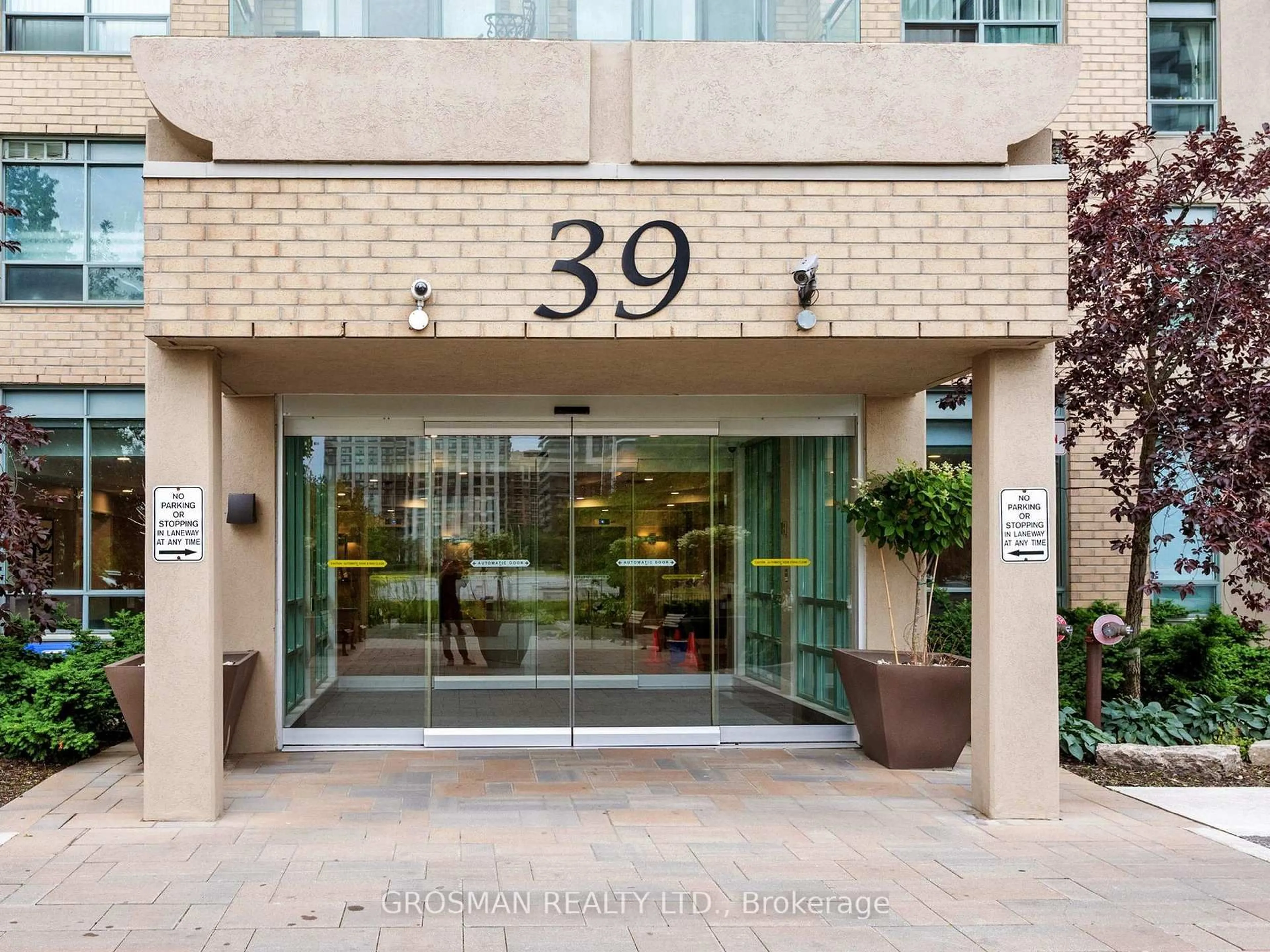 Indoor foyer for 39 Oneida Cres #721, Richmond Hill Ontario L4B 4T9