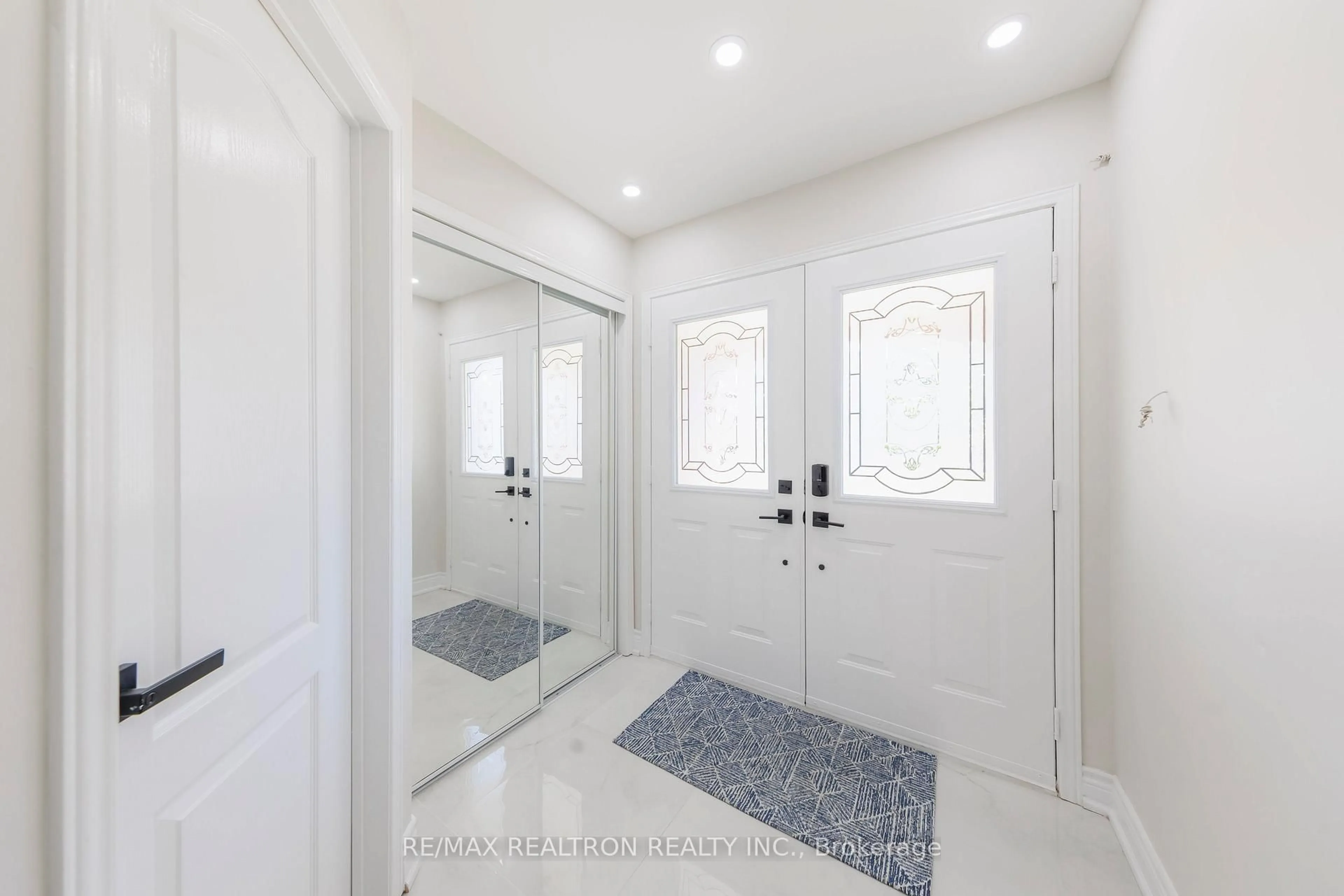 Indoor entryway for 48 Briarcrest Dr, Markham Ontario L6C 3E7