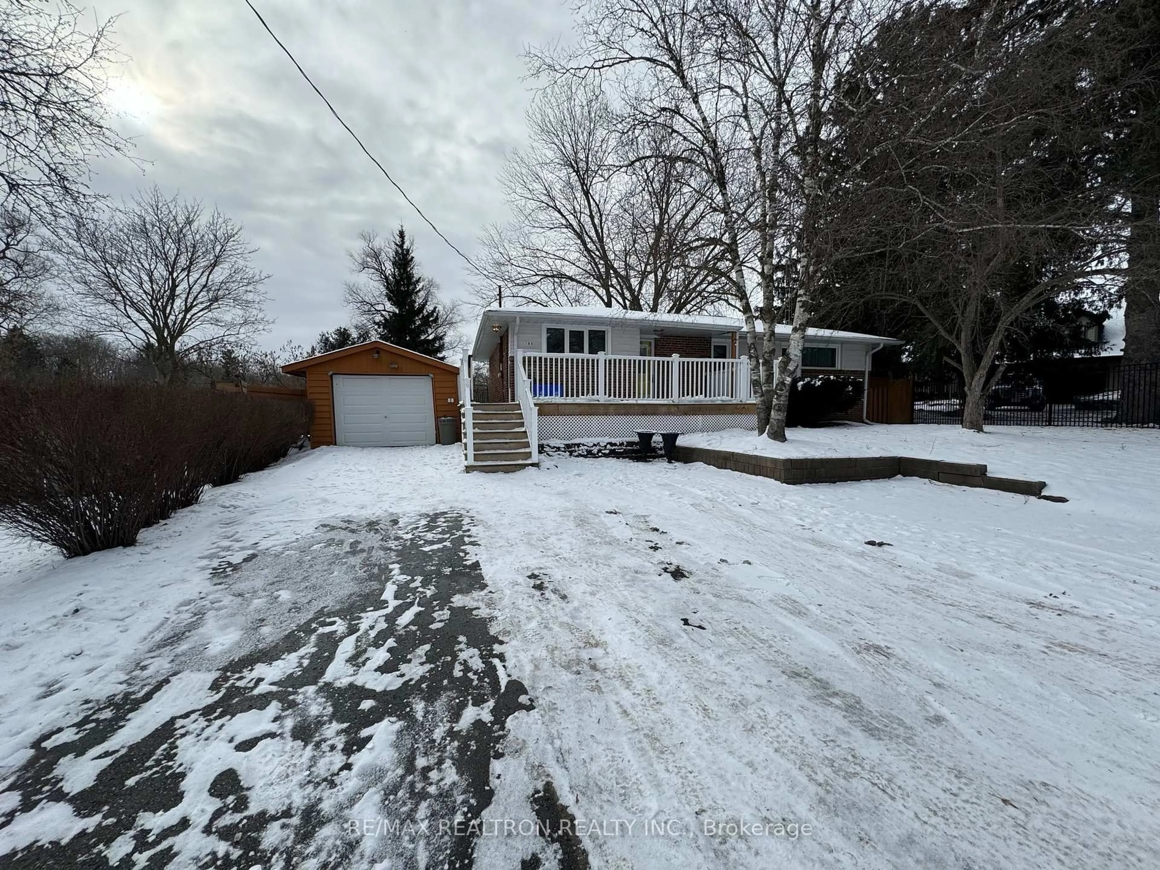 A pic from outside/outdoor area/front of a property/back of a property/a pic from drone, street for 188 Parkview Cres, Newmarket Ontario L3Y 2C8