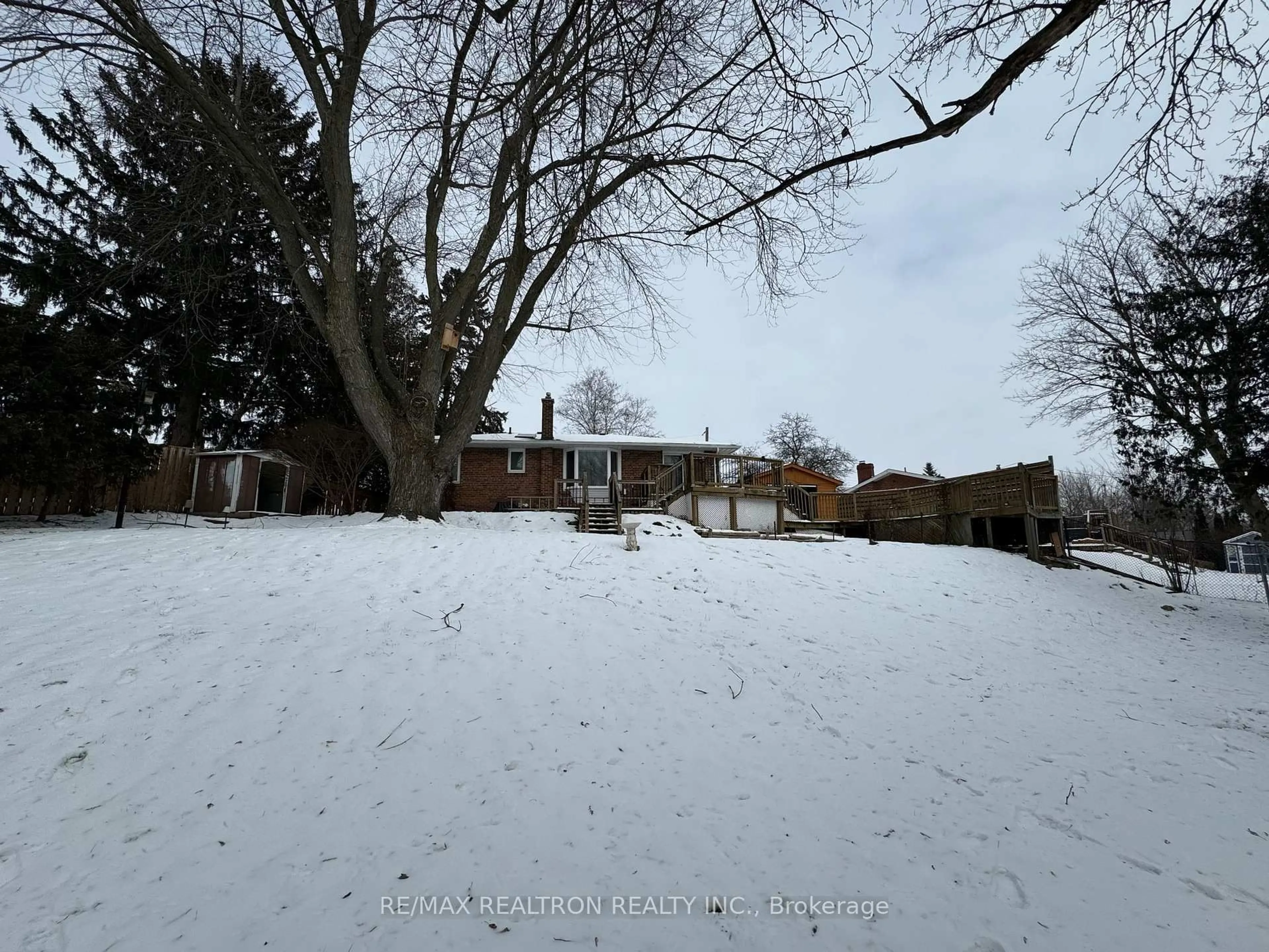 A pic from outside/outdoor area/front of a property/back of a property/a pic from drone, street for 188 Parkview Cres, Newmarket Ontario L3Y 2C8