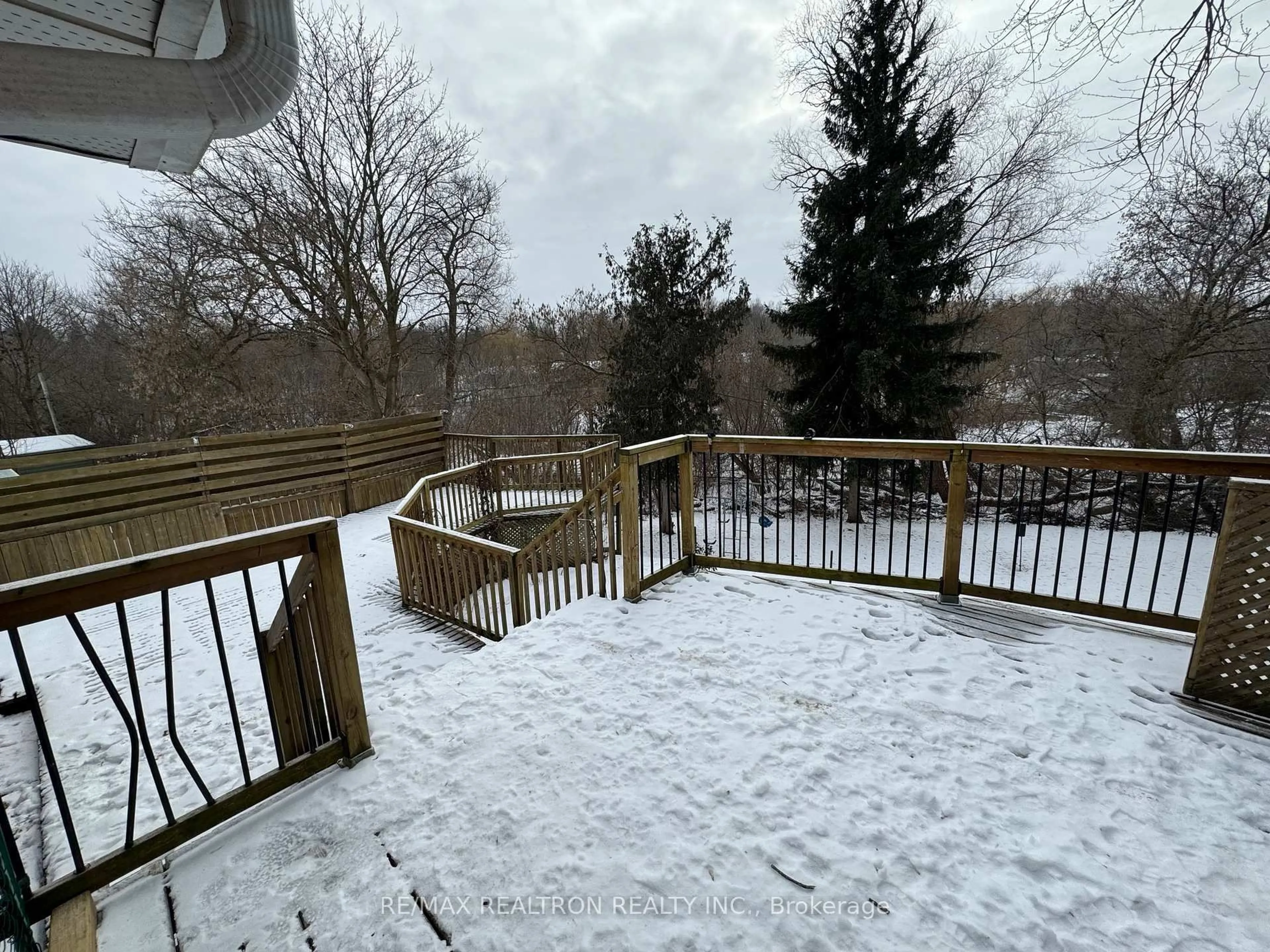 Patio, forest/trees view for 188 Parkview Cres, Newmarket Ontario L3Y 2C8