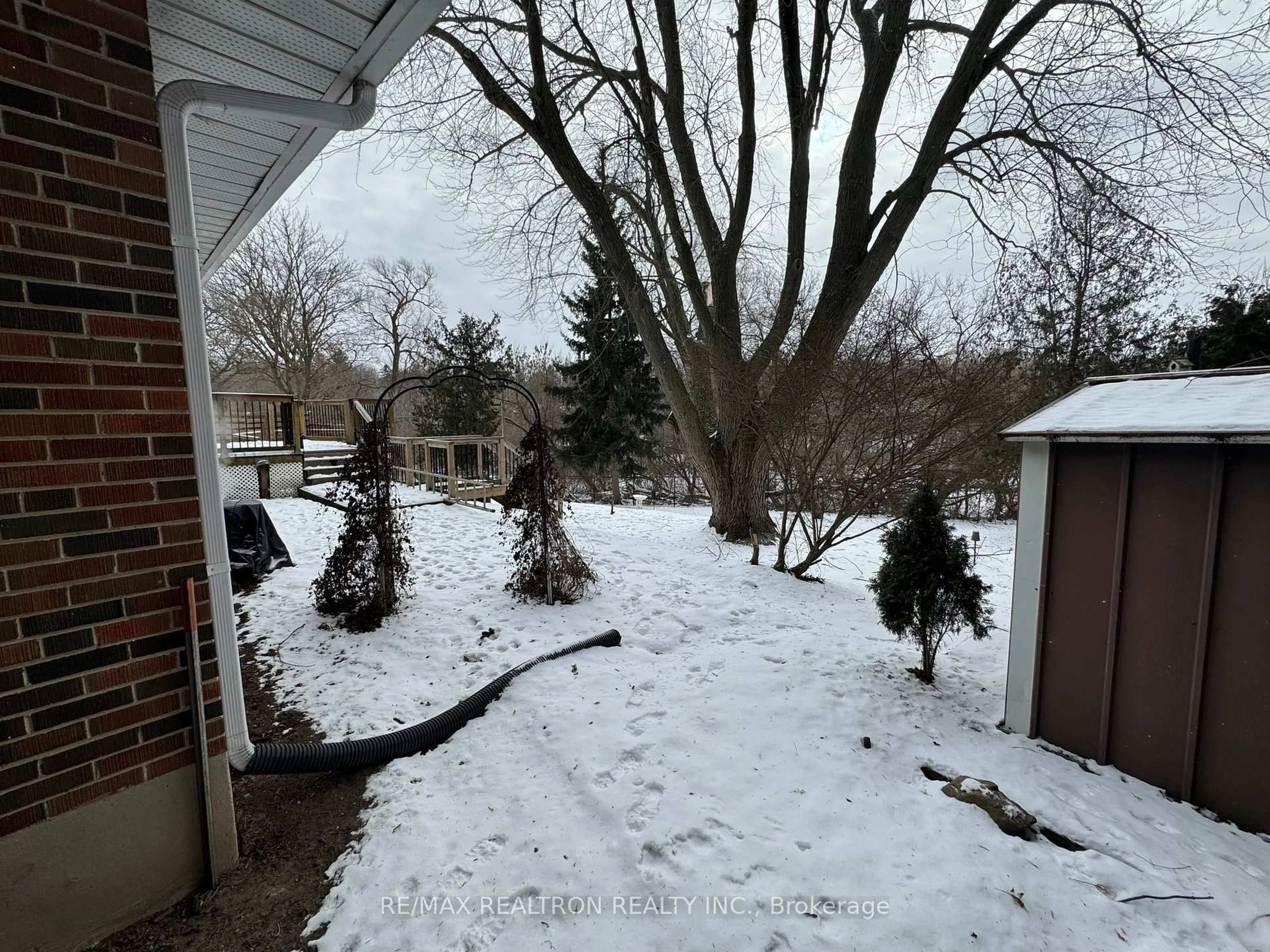 A pic from outside/outdoor area/front of a property/back of a property/a pic from drone, unknown for 188 Parkview Cres, Newmarket Ontario L3Y 2C8