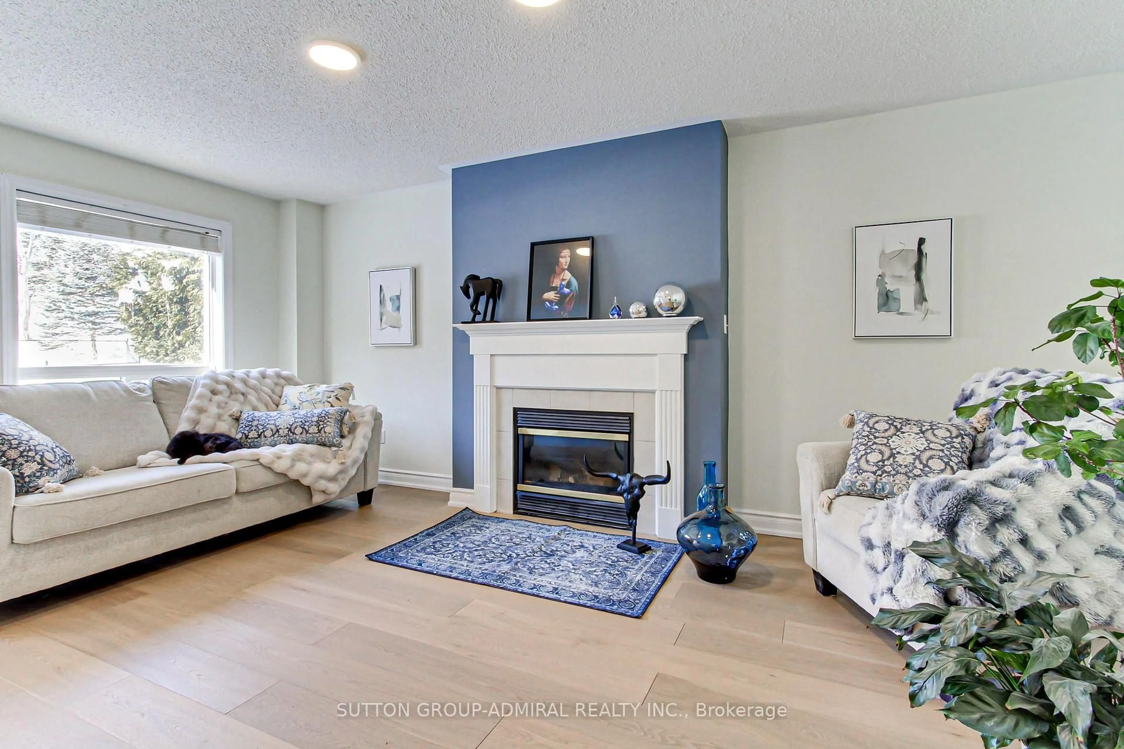 Living room with furniture, unknown for 87 Stemmle Dr, Aurora Ontario L4G 6N4