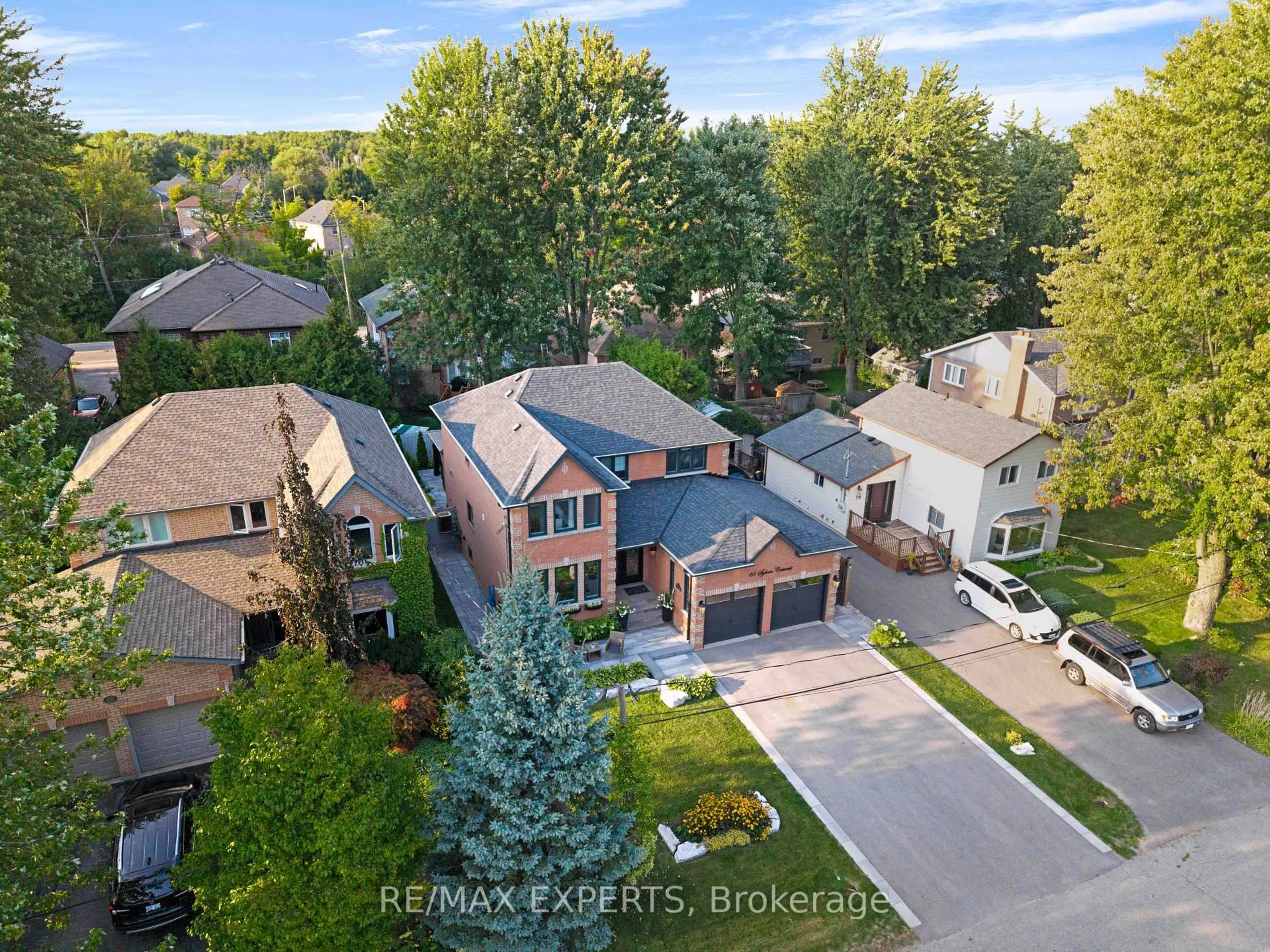 A pic from outside/outdoor area/front of a property/back of a property/a pic from drone, street for 66 Sylvan Cres, Richmond Hill Ontario L4E 3A1