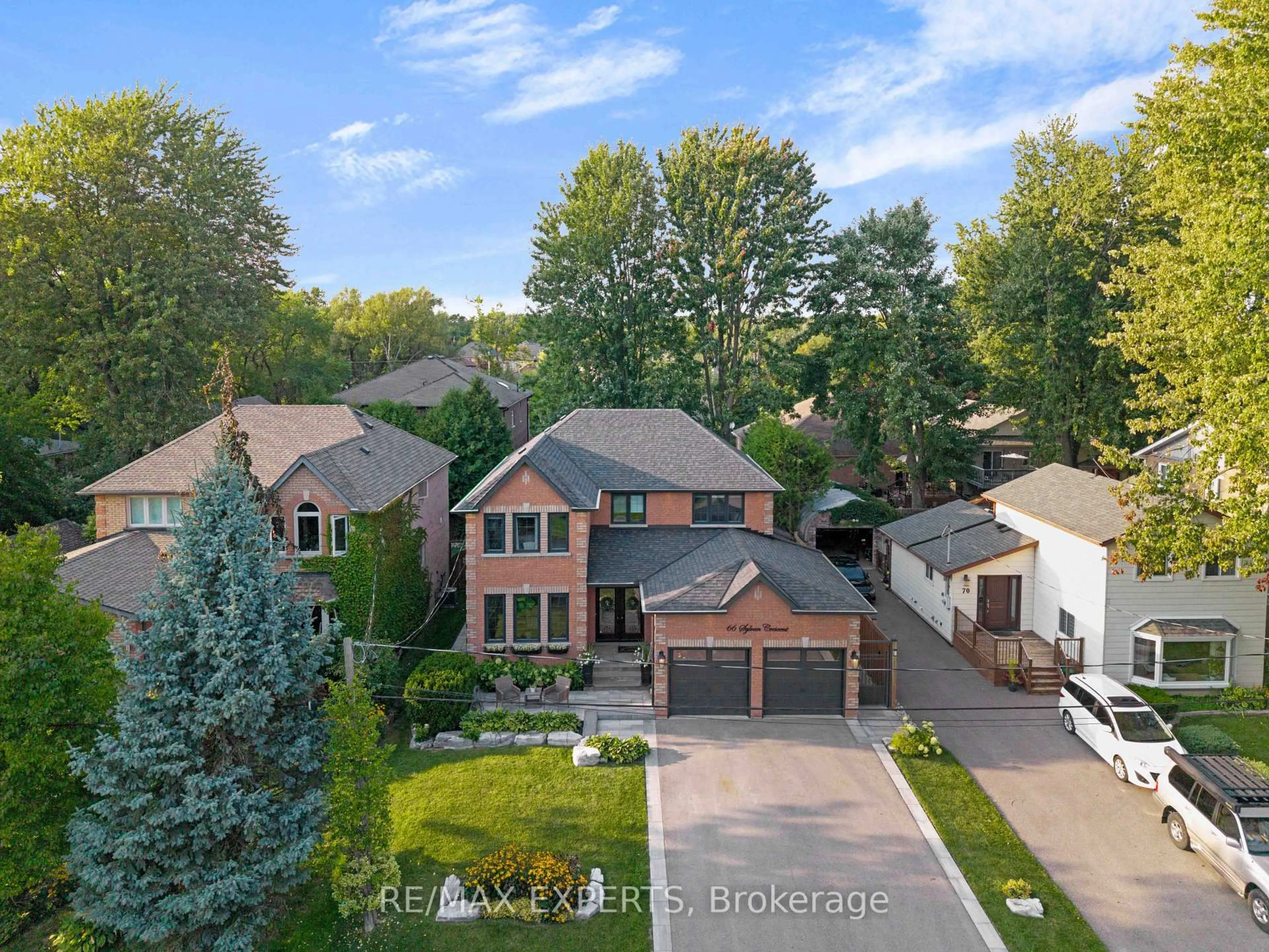 A pic from outside/outdoor area/front of a property/back of a property/a pic from drone, street for 66 Sylvan Cres, Richmond Hill Ontario L4E 3A1