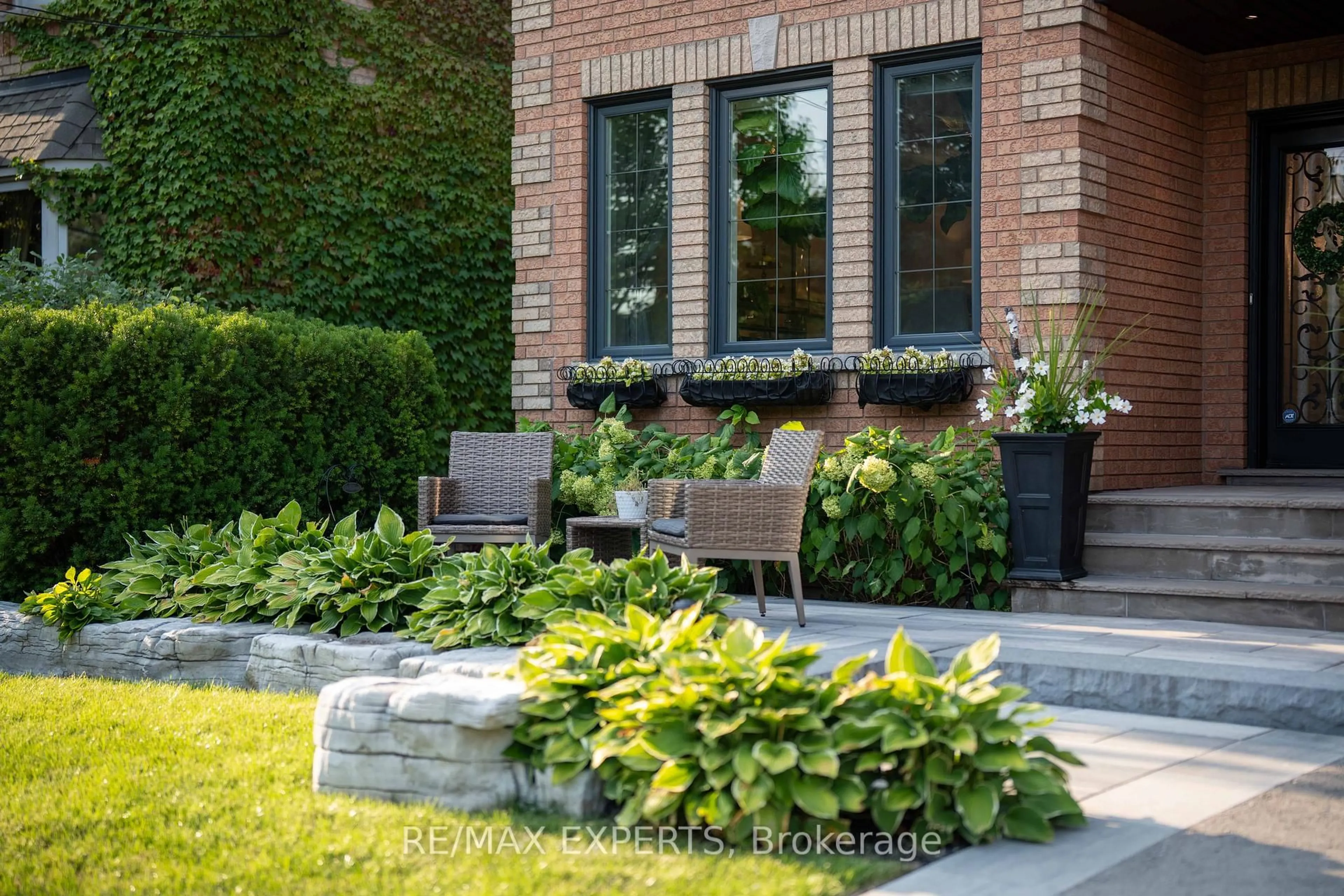 Patio, street for 66 Sylvan Cres, Richmond Hill Ontario L4E 3A1