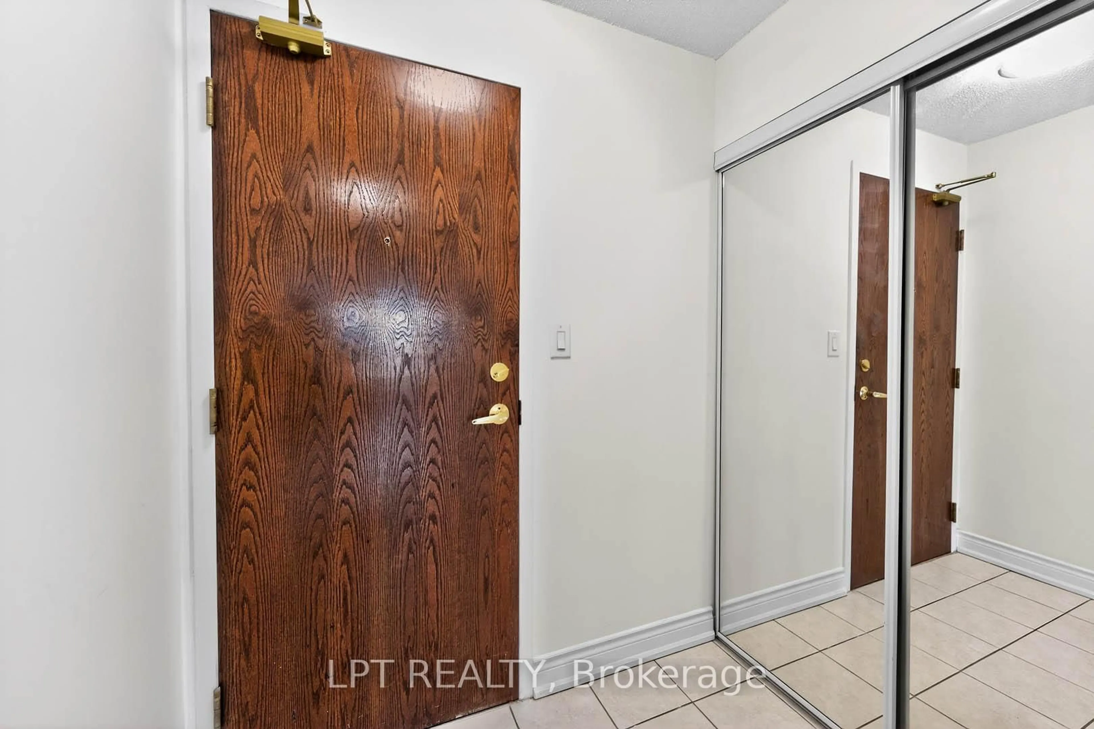 Indoor entryway for 51 Baffin Crt #501, Richmond Hill Ontario L4B 4P6