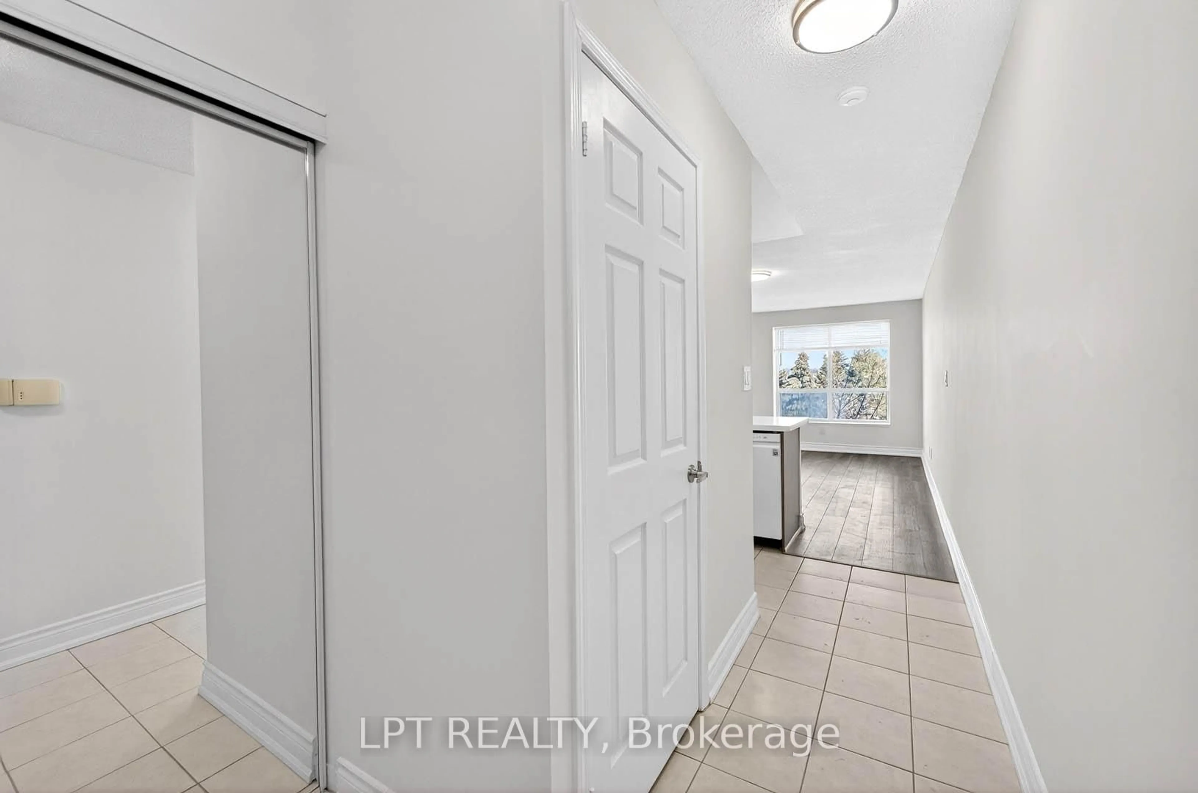 Indoor entryway for 51 Baffin Crt #501, Richmond Hill Ontario L4B 4P6