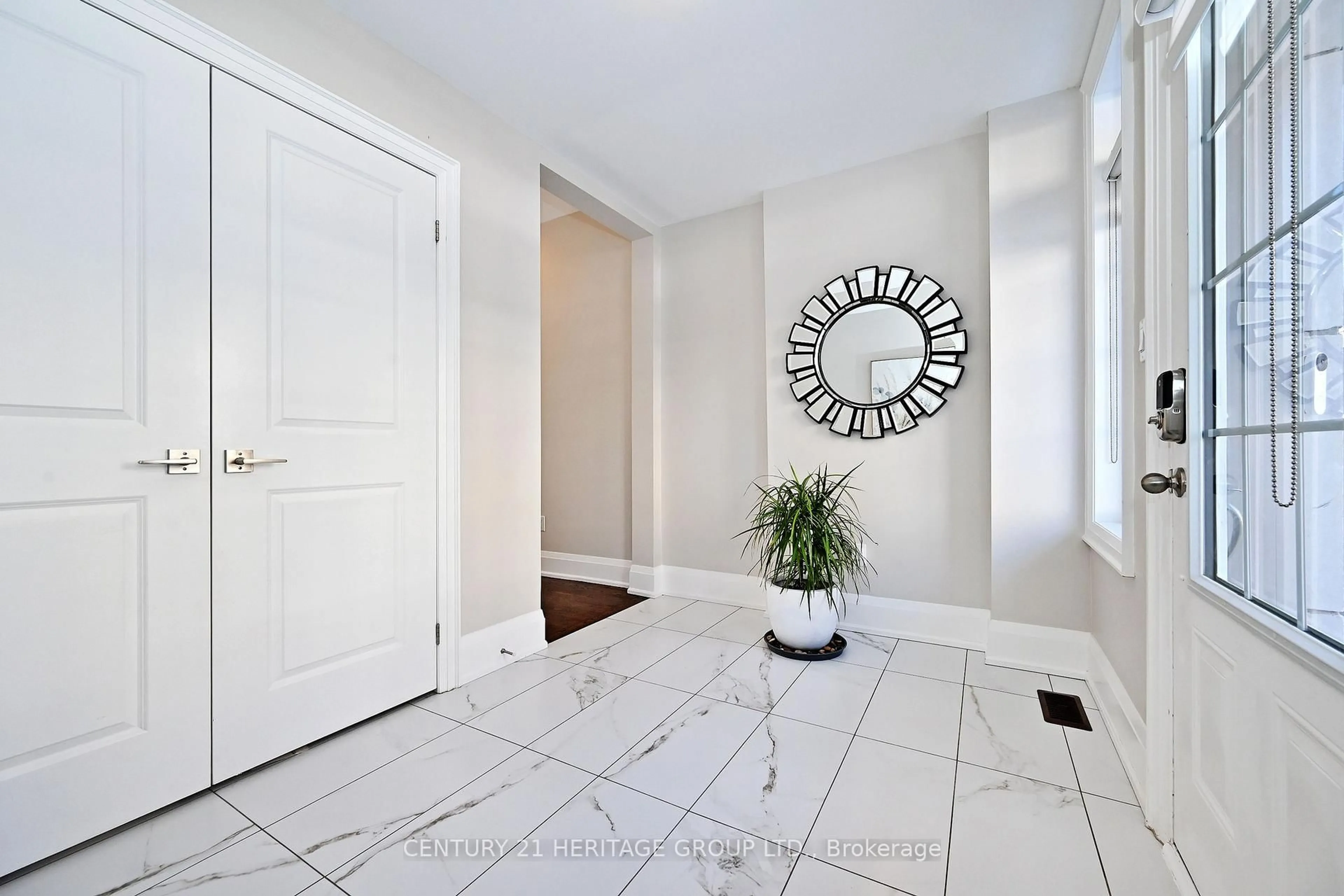 Indoor entryway for 9 Ingleside St, Vaughan Ontario L4L 0H9