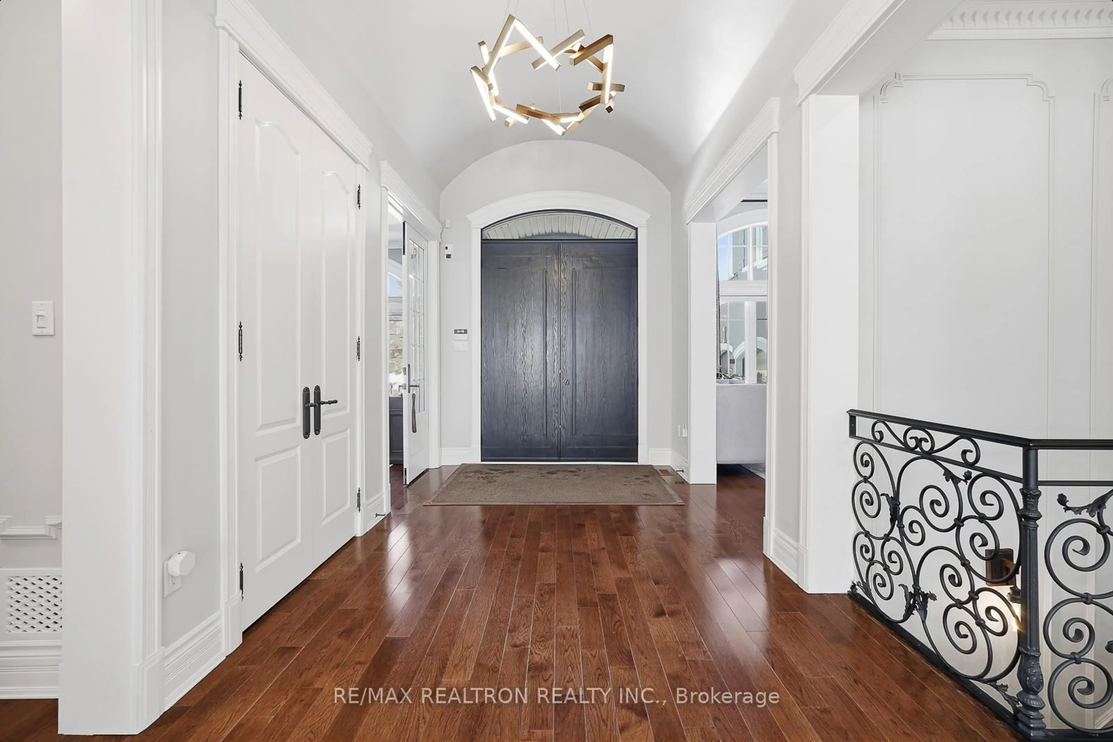 Indoor entryway for 129 Country Club Dr, King Ontario L7B 1M4