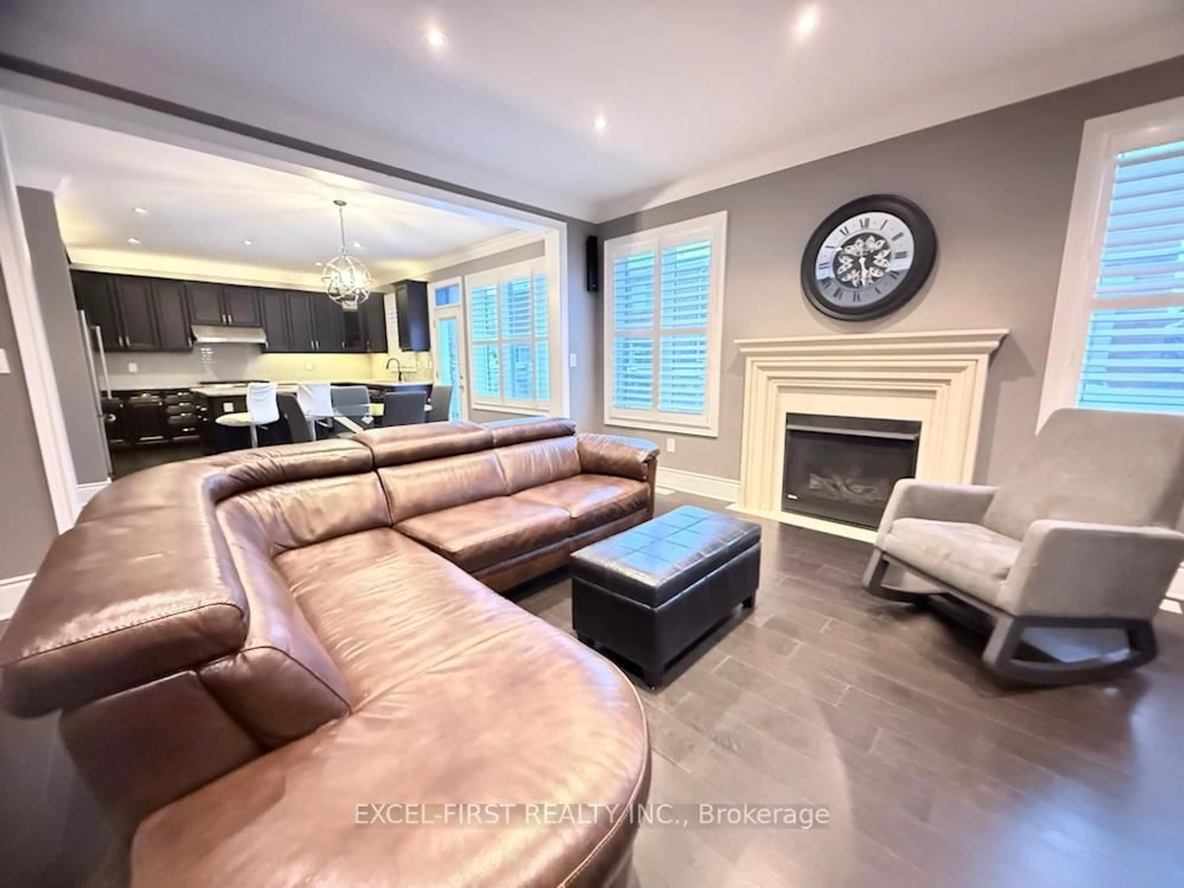 Living room with furniture, unknown for 117 Novan Cres, Aurora Ontario L4G 0X7