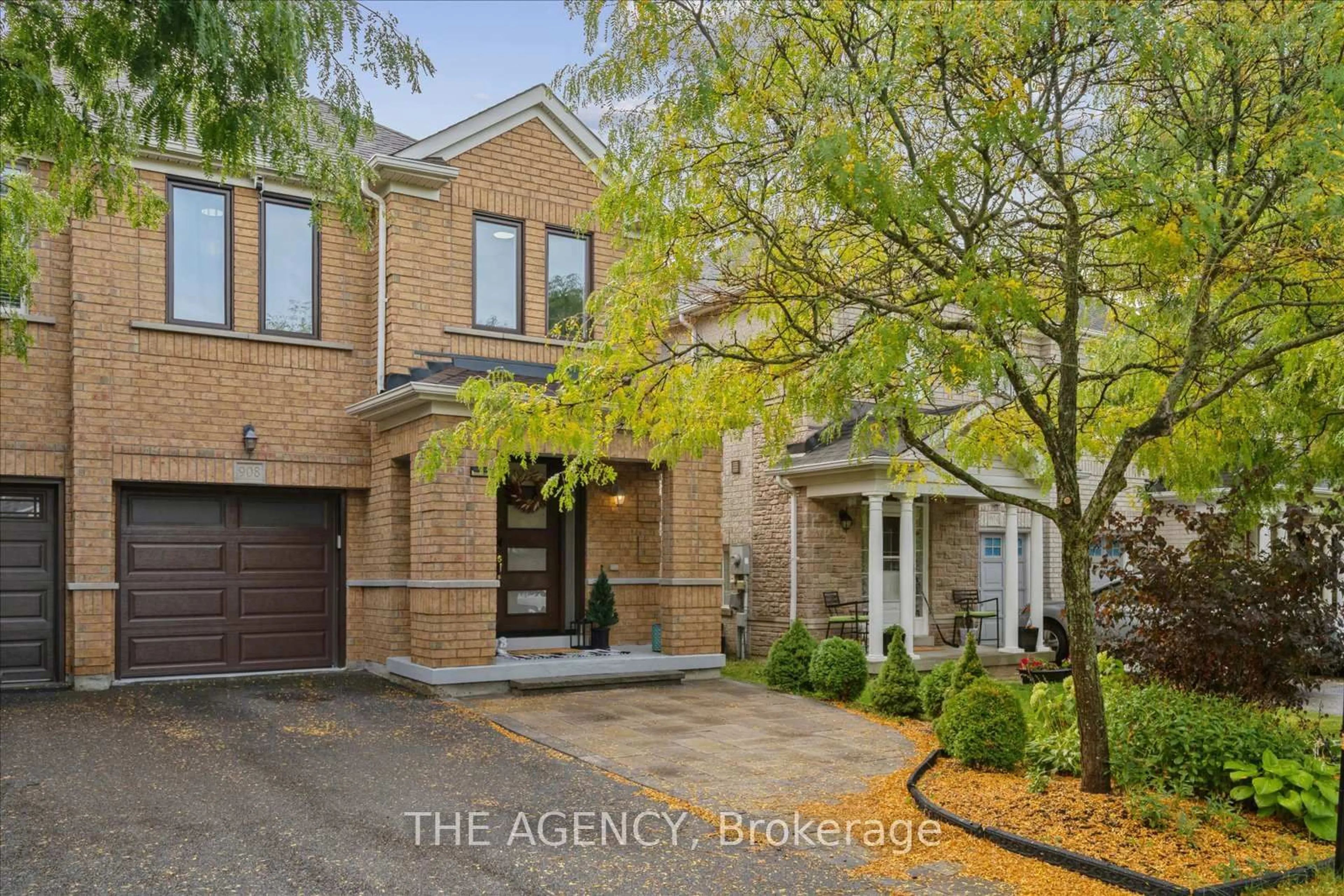 Home with brick exterior material, street for 908 Oaktree Cres, Newmarket Ontario L3X 2Z1