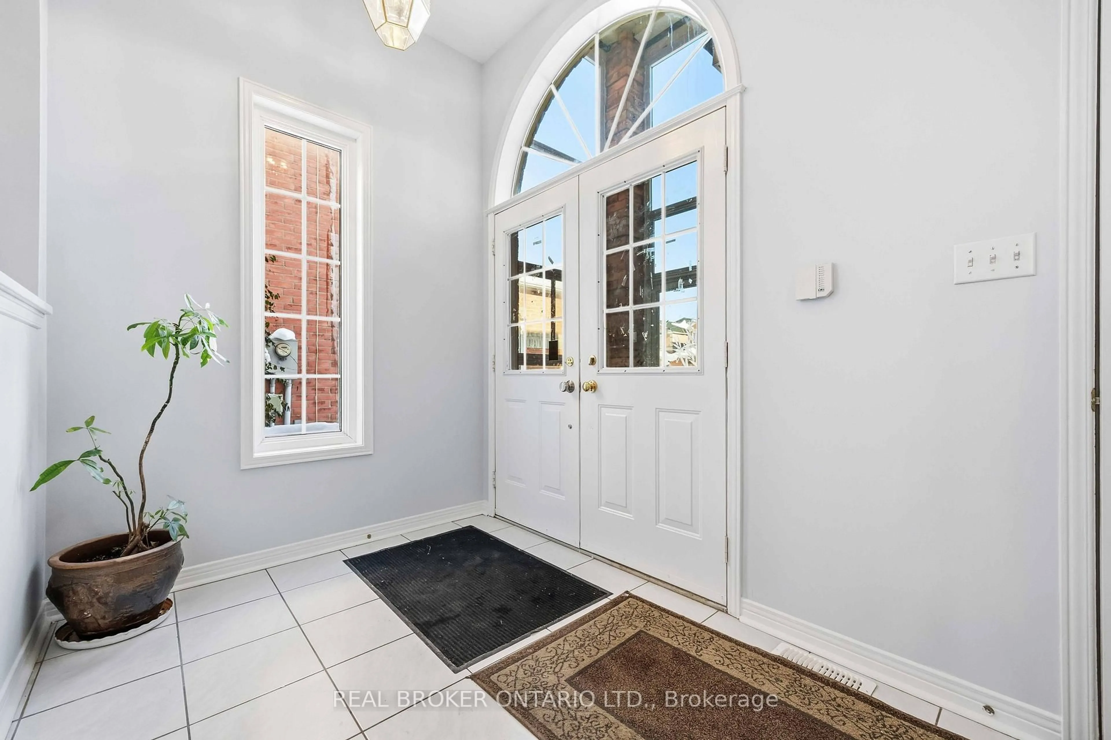 Indoor entryway for 8 Medley Cres, Markham Ontario L3S 4M8