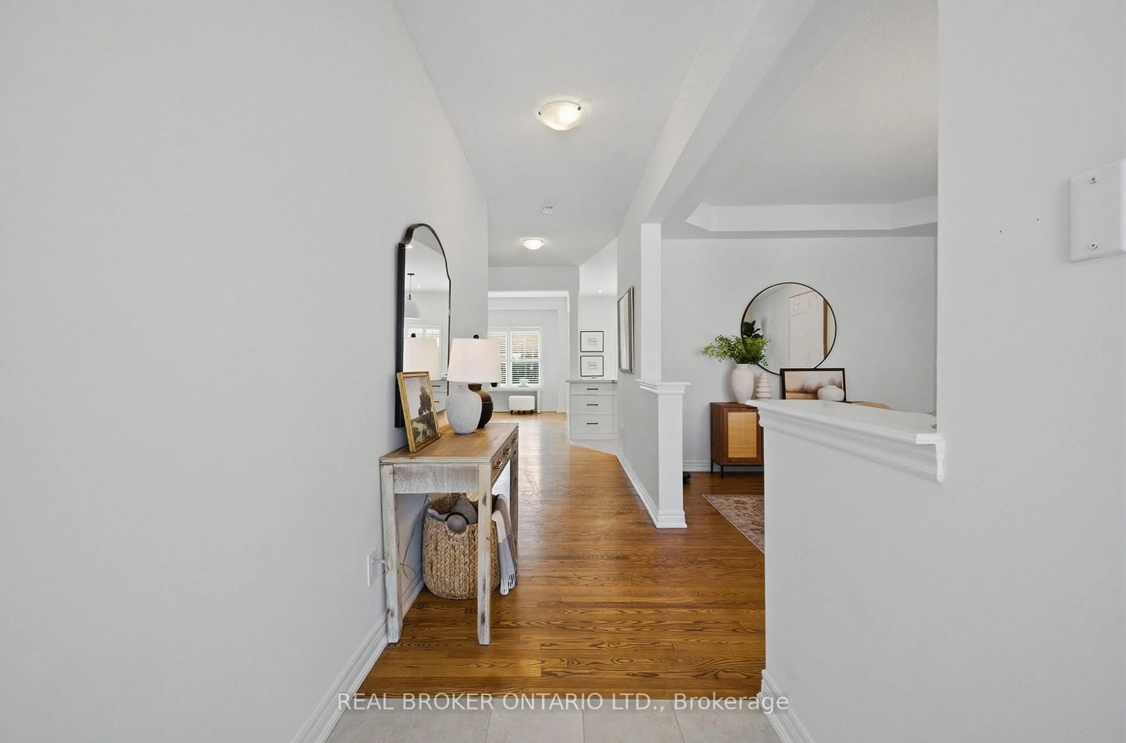 Indoor entryway for 75 Pondmede Cres, Whitchurch-Stouffville Ontario L4A 0E3